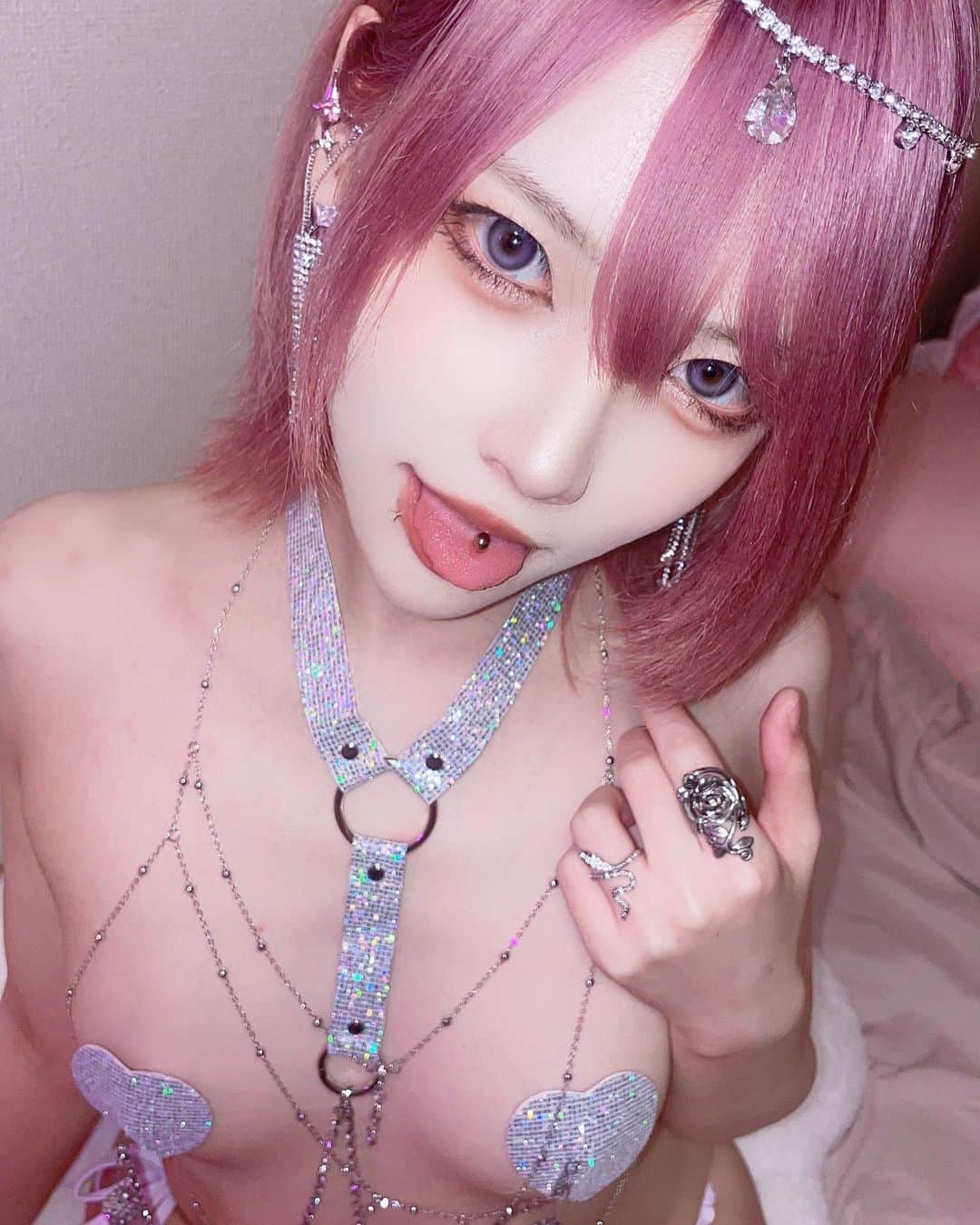 のインスタグラム：「女神降臨✨  コミケ写真集の撮影してきたっ！ 楽しみにしててねん🤤✨  #cosplay #cosplayer #cosplaygirl #コスプレ #コスプレイヤー #グラビア #dj #ポートレート #portraitphotography #portrait #pink #Japanese #自撮り」