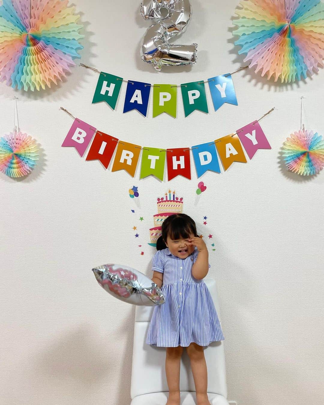 内山久美のインスタグラム：「2歳の誕生日は多摩動物公園へ🦁🐯🐘🦒🦘🦉🐨🐒  手のメガネがブームで、本物よりオブジェに興奮😑  初ケーキは完食🍰  素敵な1年になりますように❤️   #2歳誕生日  #2歳誕生日ケーキ  #多摩動物公園  #多摩動物公園は親の運動」