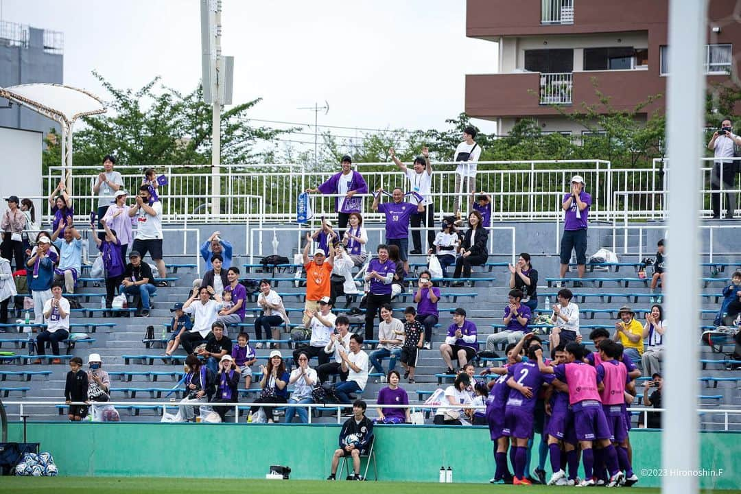 鈴木翔登さんのインスタグラム写真 - (鈴木翔登Instagram)「6/11 VS 鈴鹿。　1-0  Win!!!!!  手繋いだエスコートキッズの子に「点とってね！！」って言われて、「頑張るわ！」って言ったけど取れなかった。 もし、今日点取ってたら少年のサッカーに対する想い、憧れ、なにか感情が揺れ動いて少しでも人生がポジティブになってたんじゃないか。と考えると、自分が何気なく打ってるシュート練習は果たしてそこまで考えれてたか。とか、重みを感じた。 一つも無駄に出来なくて、大切に扱わないといけないと感じました。 厳しい戦いが続く。だからこそ、もう一度自分が何のためにサッカーをしてるのか。に、立ち返る事は大切で、そうなると一つ一つ大切にプレーしなければと思います。  よくレースで最終コーナー、あと一歩で抜かれるとか、ドミノであと一つで倒すとか、ジェンガでこの一つ置ければとか、「あと一つ」「あと一歩で」を耳にする事がある。 それはどうなるかわからないのに、喜びのゴールを想像したり、いい結果が手に入るかも。など勝手な期待。 慢心した事によるものかもしれない。 一つよりも、もっと言うと鼻の差で決まる事がたくさんある。 とにかく今をMaxで生きた先にいい波動が続いて、結果が出る。だけどその結果はどうなるかわからない。 Maxで生きてる人にはそれなりの、その波動が起きてて、振り返るとよかったな。となる。  先を考える事は悪くない。ただ、先を見据えすぎて目の前に何があって、何が大事かは忘れちゃいけない。  それが今を生きる事だと思うので、先は考えず、一歩一歩、一つ一つ、1日1日、勝ってるからとか関係なしに、隙を作らず、隙を突く。 とにかく今を生きて、隙は作らず進もう。  来週はアウェイで大分。 個人的には九州でのゲームは楽しみ。 みんな来てくれると思うから！！ がんばります。  #新宿 #新宿御苑 #新宿グルメ  #新宿カフェ #新宿三丁目  #新宿区 #新宿伊勢丹  #新宿ランチ #新大久保グルメ #新大久保 #クリアソン新宿 #サッカー少年 #サッカー#サッカー部  #ディズニーランド#ディズニー #東京ディズニーランド#東京ディズニーシー #football #soccer #footballer #soccerlife  #enrich #world #japan #shinjuku  #tokyo #tokyodisneyland #tokyodisneysea  #entertainment」6月11日 21時15分 - shoto_suzuki