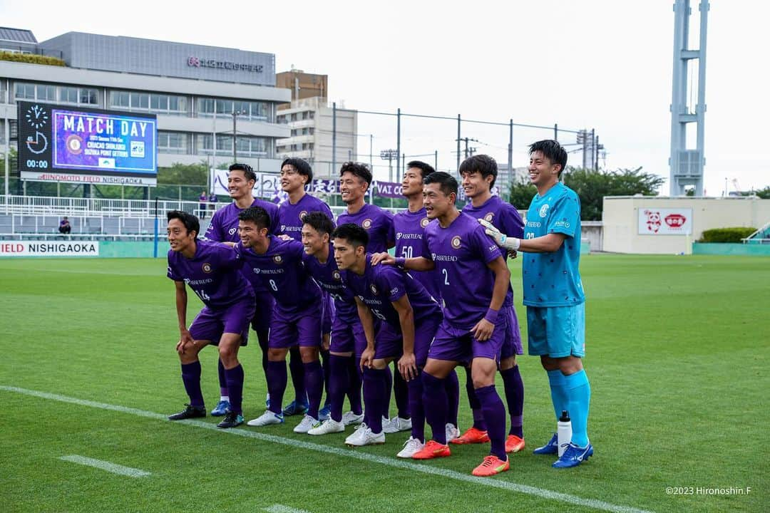 鈴木翔登さんのインスタグラム写真 - (鈴木翔登Instagram)「6/11 VS 鈴鹿。　1-0  Win!!!!!  手繋いだエスコートキッズの子に「点とってね！！」って言われて、「頑張るわ！」って言ったけど取れなかった。 もし、今日点取ってたら少年のサッカーに対する想い、憧れ、なにか感情が揺れ動いて少しでも人生がポジティブになってたんじゃないか。と考えると、自分が何気なく打ってるシュート練習は果たしてそこまで考えれてたか。とか、重みを感じた。 一つも無駄に出来なくて、大切に扱わないといけないと感じました。 厳しい戦いが続く。だからこそ、もう一度自分が何のためにサッカーをしてるのか。に、立ち返る事は大切で、そうなると一つ一つ大切にプレーしなければと思います。  よくレースで最終コーナー、あと一歩で抜かれるとか、ドミノであと一つで倒すとか、ジェンガでこの一つ置ければとか、「あと一つ」「あと一歩で」を耳にする事がある。 それはどうなるかわからないのに、喜びのゴールを想像したり、いい結果が手に入るかも。など勝手な期待。 慢心した事によるものかもしれない。 一つよりも、もっと言うと鼻の差で決まる事がたくさんある。 とにかく今をMaxで生きた先にいい波動が続いて、結果が出る。だけどその結果はどうなるかわからない。 Maxで生きてる人にはそれなりの、その波動が起きてて、振り返るとよかったな。となる。  先を考える事は悪くない。ただ、先を見据えすぎて目の前に何があって、何が大事かは忘れちゃいけない。  それが今を生きる事だと思うので、先は考えず、一歩一歩、一つ一つ、1日1日、勝ってるからとか関係なしに、隙を作らず、隙を突く。 とにかく今を生きて、隙は作らず進もう。  来週はアウェイで大分。 個人的には九州でのゲームは楽しみ。 みんな来てくれると思うから！！ がんばります。  #新宿 #新宿御苑 #新宿グルメ  #新宿カフェ #新宿三丁目  #新宿区 #新宿伊勢丹  #新宿ランチ #新大久保グルメ #新大久保 #クリアソン新宿 #サッカー少年 #サッカー#サッカー部  #ディズニーランド#ディズニー #東京ディズニーランド#東京ディズニーシー #football #soccer #footballer #soccerlife  #enrich #world #japan #shinjuku  #tokyo #tokyodisneyland #tokyodisneysea  #entertainment」6月11日 21時15分 - shoto_suzuki