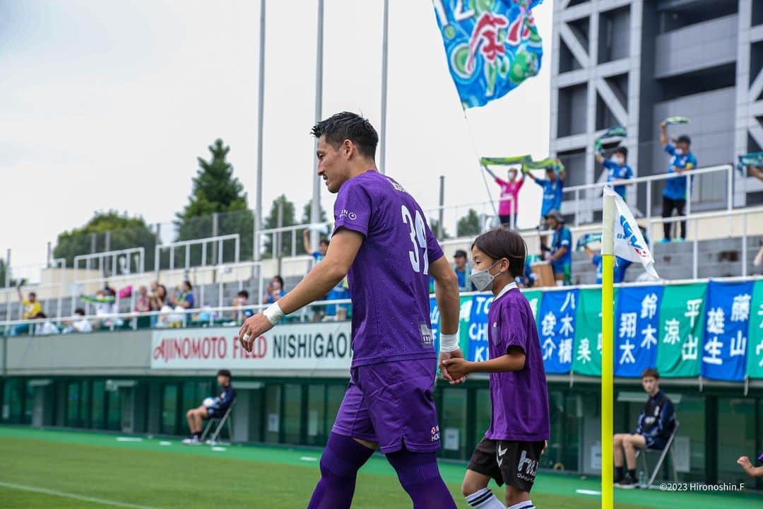 鈴木翔登さんのインスタグラム写真 - (鈴木翔登Instagram)「6/11 VS 鈴鹿。　1-0  Win!!!!!  手繋いだエスコートキッズの子に「点とってね！！」って言われて、「頑張るわ！」って言ったけど取れなかった。 もし、今日点取ってたら少年のサッカーに対する想い、憧れ、なにか感情が揺れ動いて少しでも人生がポジティブになってたんじゃないか。と考えると、自分が何気なく打ってるシュート練習は果たしてそこまで考えれてたか。とか、重みを感じた。 一つも無駄に出来なくて、大切に扱わないといけないと感じました。 厳しい戦いが続く。だからこそ、もう一度自分が何のためにサッカーをしてるのか。に、立ち返る事は大切で、そうなると一つ一つ大切にプレーしなければと思います。  よくレースで最終コーナー、あと一歩で抜かれるとか、ドミノであと一つで倒すとか、ジェンガでこの一つ置ければとか、「あと一つ」「あと一歩で」を耳にする事がある。 それはどうなるかわからないのに、喜びのゴールを想像したり、いい結果が手に入るかも。など勝手な期待。 慢心した事によるものかもしれない。 一つよりも、もっと言うと鼻の差で決まる事がたくさんある。 とにかく今をMaxで生きた先にいい波動が続いて、結果が出る。だけどその結果はどうなるかわからない。 Maxで生きてる人にはそれなりの、その波動が起きてて、振り返るとよかったな。となる。  先を考える事は悪くない。ただ、先を見据えすぎて目の前に何があって、何が大事かは忘れちゃいけない。  それが今を生きる事だと思うので、先は考えず、一歩一歩、一つ一つ、1日1日、勝ってるからとか関係なしに、隙を作らず、隙を突く。 とにかく今を生きて、隙は作らず進もう。  来週はアウェイで大分。 個人的には九州でのゲームは楽しみ。 みんな来てくれると思うから！！ がんばります。  #新宿 #新宿御苑 #新宿グルメ  #新宿カフェ #新宿三丁目  #新宿区 #新宿伊勢丹  #新宿ランチ #新大久保グルメ #新大久保 #クリアソン新宿 #サッカー少年 #サッカー#サッカー部  #ディズニーランド#ディズニー #東京ディズニーランド#東京ディズニーシー #football #soccer #footballer #soccerlife  #enrich #world #japan #shinjuku  #tokyo #tokyodisneyland #tokyodisneysea  #entertainment」6月11日 21時15分 - shoto_suzuki