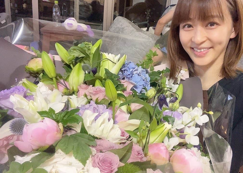 のインスタグラム：「36歳START‼️ パパ素敵なお花ありがとう😭💛 寝不足MAXですが、幸せな誕生日でした🤣👊‼️ これからも、頑張ります💛」