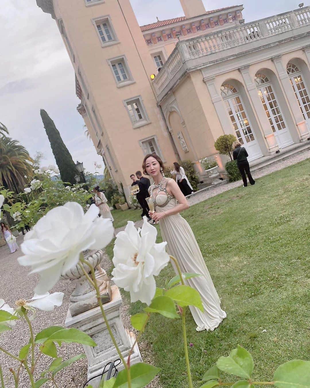 神崎恵さんのインスタグラム写真 - (神崎恵Instagram)「・ ２日目。 夜のGala Dinner。 　Gala dress, subtle haute couture: blush pinks, champaign, white。 白いドレスを選びました。 美しいドレスの存在感が引き立つよう、 ヘアは根元から波打つようなウェーブをつけ、シンプルにひとつ結び。 メイクもヌーディなワントーンで仕上げました。 @abesawakobeauty さん撮の2枚です🙏✨ ベースメイクはこの旅で毎日使用した、 タンイドル ウルトラ ウェア スキンフィット メッシュクッション。 パウダーは８月11日発売予定の アプソリュ　エッセンスインパウダー。 3種のローズ由来成分をはじめ厳選されたスキンケア成分を閉じ込めた皮脂吸着パウダー。 付け心地の軽やかさと潤い、加えて毛穴や小ジワなどの肌悩みもカバーできるという優秀さ。 アジア系女性のために開発された、まろやかなローズカラーは、くすみや色むら、濁りを払拭。 発光するような透明肌を叶えてくれました。 (睡眠不足のわたしの肌もヴェールを纏ったように綺麗にみせてくれて嬉しい) リップはラプソリュ ルージュ クリーム276 アイカラーはイプノ パレット2 マスカラは、日本では未発売のものなのですが、 ばーん‼︎ふぁさふぁさ‼︎の仕上がりのもので、 日本でも購入できるようにならないか待ち焦がれています。  後ろのyellow dressは貴子💛遠くから見ても美しや✨  #longevityretreat  #Lancome  #Absolue  #lancome #ランコム @lancomeofficial #lancomeofficial」6月11日 21時27分 - megumi_kanzaki