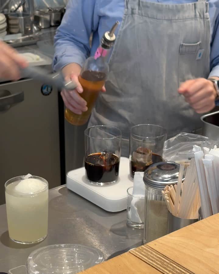 のインスタグラム：「. blue bottle🧊 久々にカフェイン摂取  この日は涼しかったので春物のセットアップを着ました🫰 コーヒーフロート美味しかったあ」