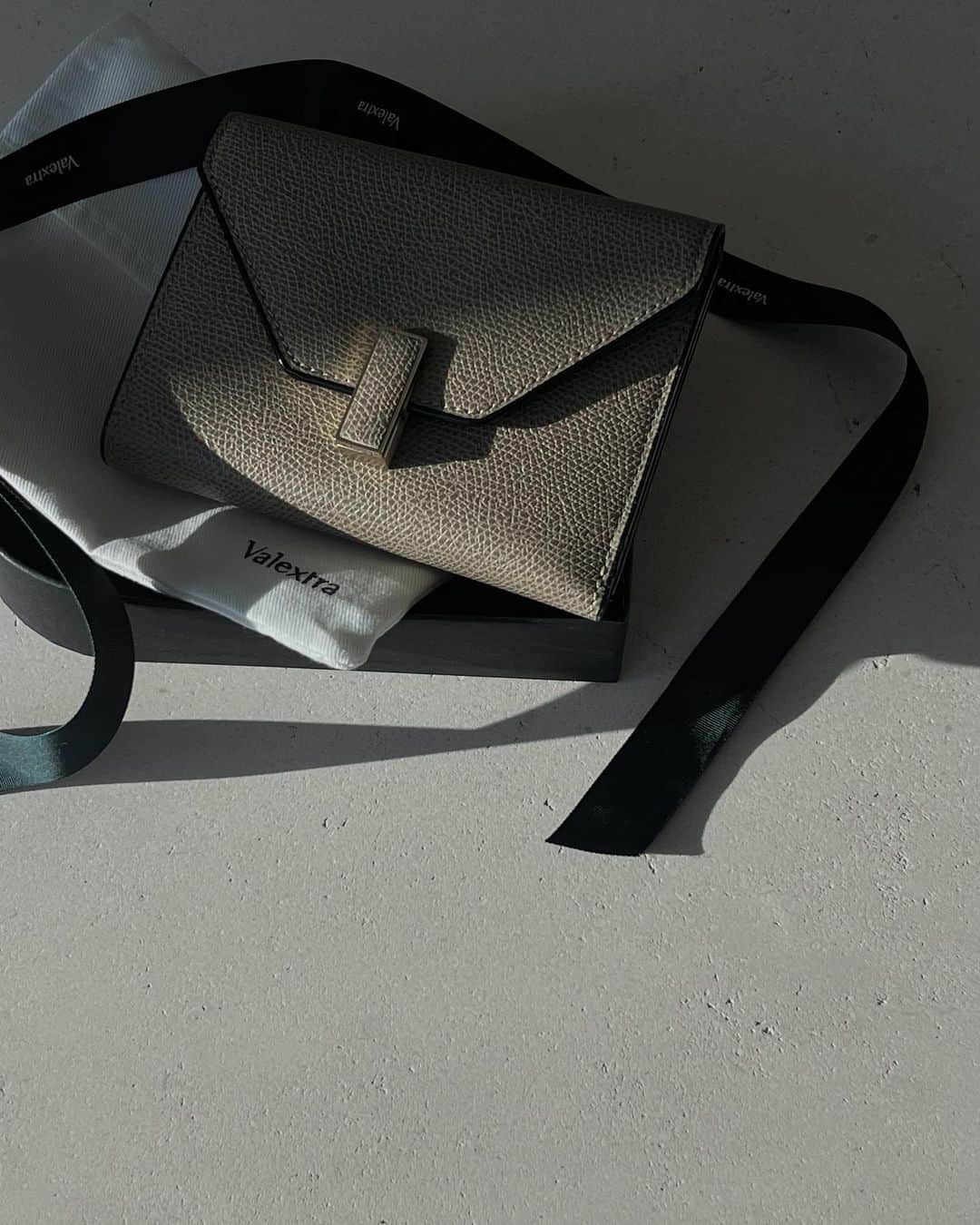 中村麻美さんのインスタグラム写真 - (中村麻美Instagram)「⁡ お財布を新しく♡ ⁡ @valextra  ⁡ このデザインのバッグがとてもお気に入りで お財布も同じものにしました☺️ ⁡ #valextra」6月11日 21時20分 - asami_nakamura_