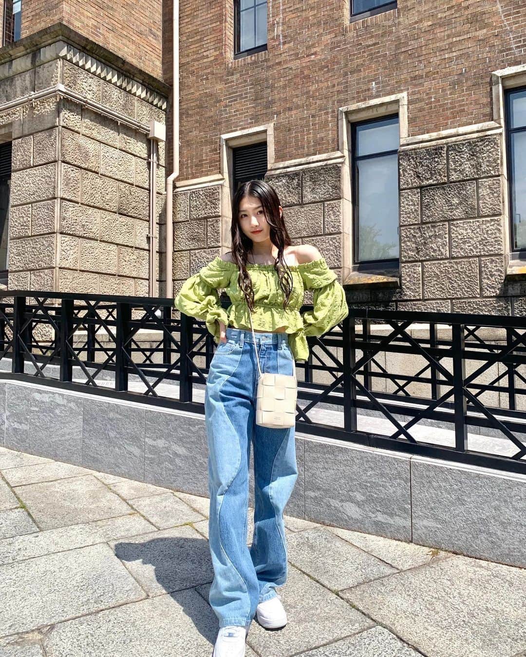 塩月希依音のインスタグラム：「active♡  #code#コーデ#fashion #ファッション#夏#夏コーデ #夏服コーデ #オフショル#オフショルダー #デニム#ジーンズ#ジーパン#ジーンズコーデ #スニーカー#nike #jk#ljk #05#05년생 #05line」
