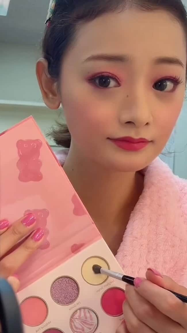 内田美麗（麗奈ゆう）のインスタグラム：「今回のエリヘレメイク🩷💄 The pink makeにしました💕  アイシャドウどこのですか？ってDMが多かったのでお答えします！ アイシャドウパレットは @sheinofficial  最後の方に映っているキラキラは @chacott_cosme  このチャコットのキラキラがみんな気になっているやつだと思うよ！このキラキラはね、 今までに見たことないくらい美しい輝きに仕上げてくれるの。 舞台化粧会社が作っているだけあって照明が当たると本当に綺麗なのよ。 一度、チャコットに行って実物見てほしいくらい！  そして宝塚ぶりに下まつ毛を描いてみました笑！ 京都公演から🤣 ののちゃんが教えてくれたマスカラがどこに行っても売ってなくて笑 今回はまつ毛を描いてみました！ 意外に良い仕上がりになった！  あとノーズハイライトはT字ではなく窪みと先端にちょんちょんとしました💭  #エリザベスアーデンvsヘレナルビンスタイン #エリヘレ#ミュージカル#musical#舞台メイク#舞台化粧#make#アイシャドウ#リップ#チーク#シーイン#セザンヌ#チャコット#チャコットコスメ」