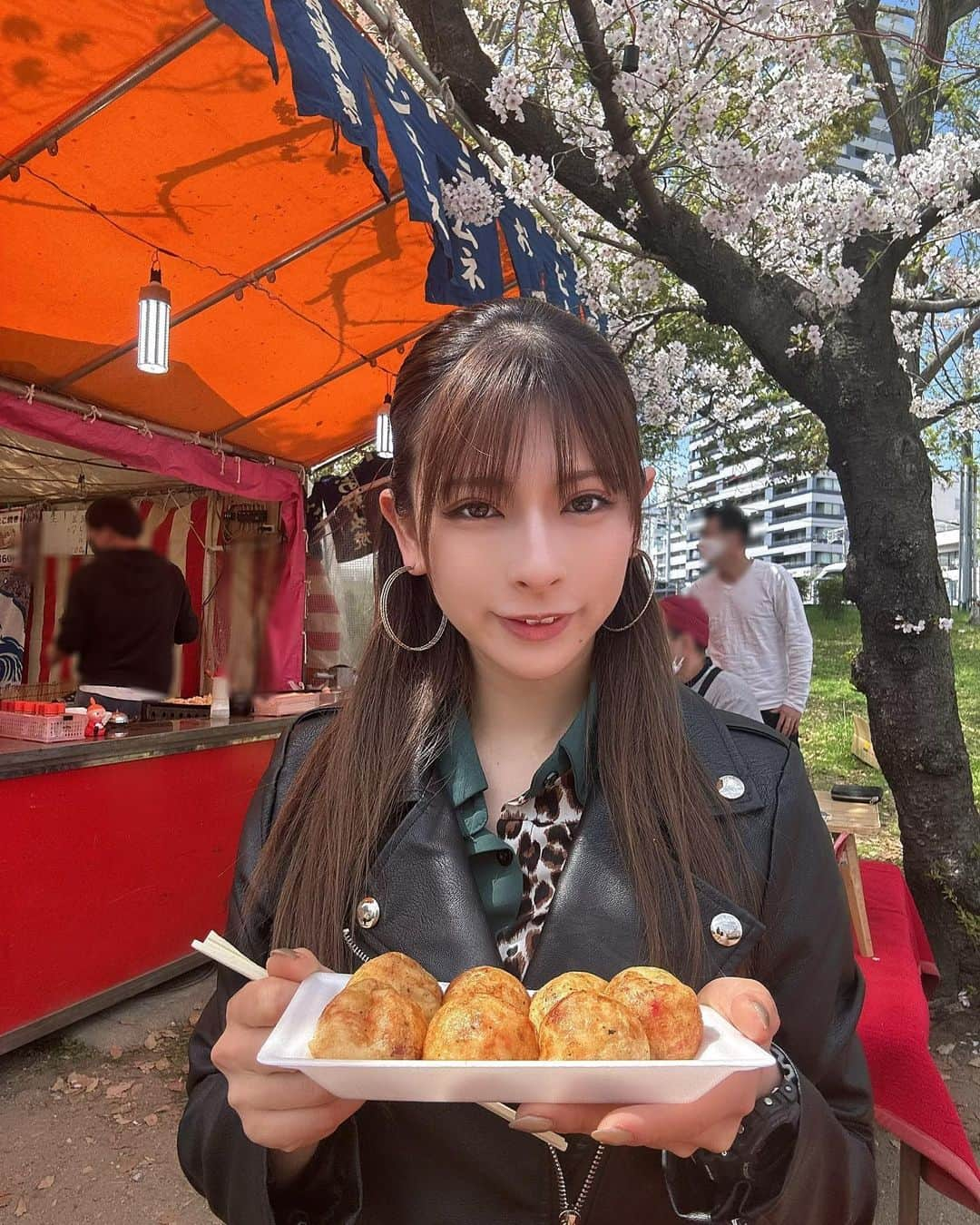 葉月美優さんのインスタグラム写真 - (葉月美優Instagram)「❥たこ焼き大好き💕  2024年カレンダー撮影のオフショット📸  カレンダーお楽しみに(*´ω｀*)  #グルメ女子 #グルメスタグラム #グルメ旅 #たこ焼き屋 #屋台グルメ #旅行コーデ #旅行好きな人と繋がりたい #旅行好き #女子旅 #旅行好き女子 #お花見」6月11日 21時24分 - miu_haduki