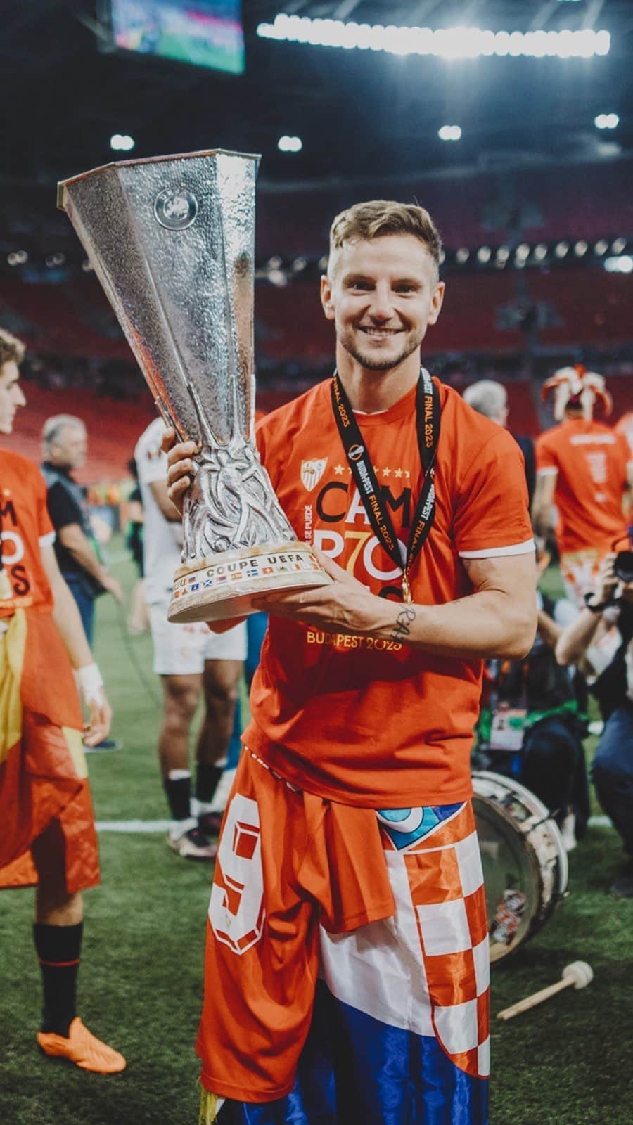 イヴァン・ラキティッチのインスタグラム：「WHAT A NIGHT IT WAS 🏆🤩❤️🤍🇭🇺  📹 @chacalexandre   #europaleague #rakitic  #sevillafc #vamosmisevilla #campeones #wearesevilla」