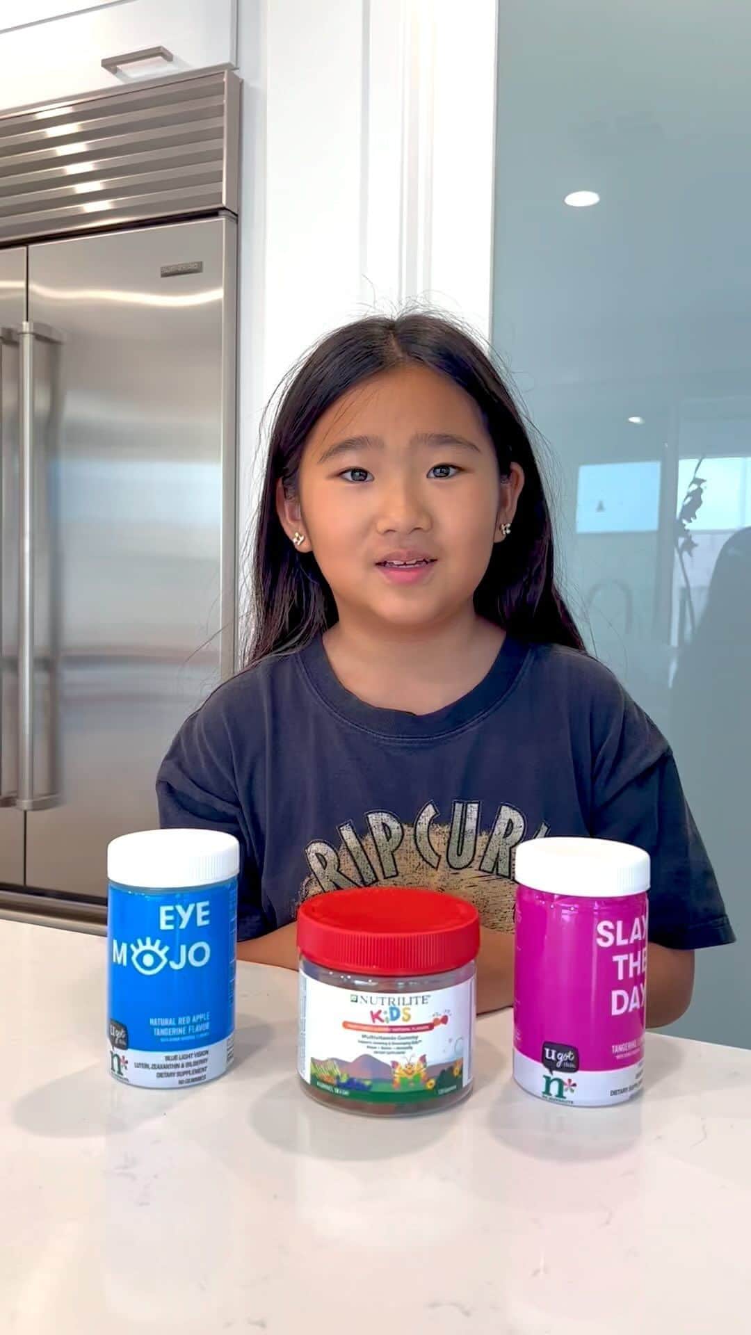 のインスタグラム：「こちらは 🇺🇸グミタイプのニュートリライトが多い❣️  子供も大人も健康に🍀サプリメントは必要ですね  トリプルXは🌍世界で一番売れてる サプリメントです  通訳は 👑橋本奈央FCA  @english_lessons_by_moana  @achara70  #kids  #supplement #health」