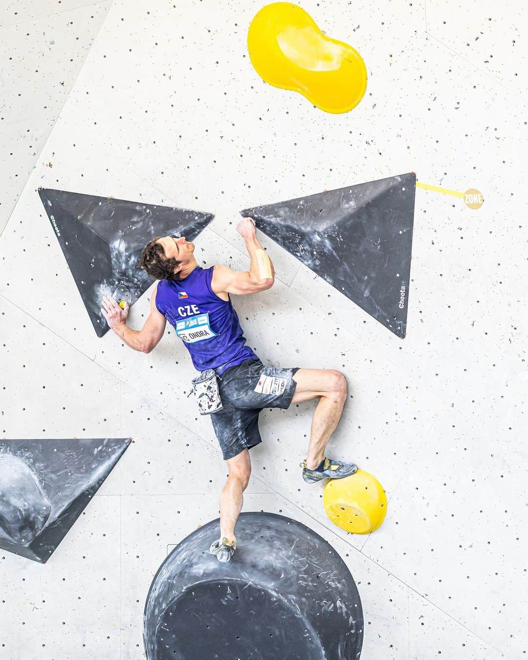 アダム・オンドラさんのインスタグラム写真 - (アダム・オンドラInstagram)「It was a hard round ☝️ There were some things to be happy about it, some things that I could have done better. Despite 19th place in the semifinals, I have positive feelings after the 2 World Cups in Prague 🇨🇿 and Brixen 🇮🇹, and I am excited for the lead season to start 🙏  Check out the results 👉 the link is in BIO!  Pics by @vladek_zumr   #adamondra #AO #bouldering #sportclimbing #worldcupbrixen #wcbrixen   @mammut_swiss1862 @lasportivagram @euroholds @mix.it @sensfoods @hudysport@211_zpmvcr @horosvaz.cz @olympcsmv @mercedesbenz_autojihlava  @worldcupbrixen」6月11日 21時36分 - adam.ondra