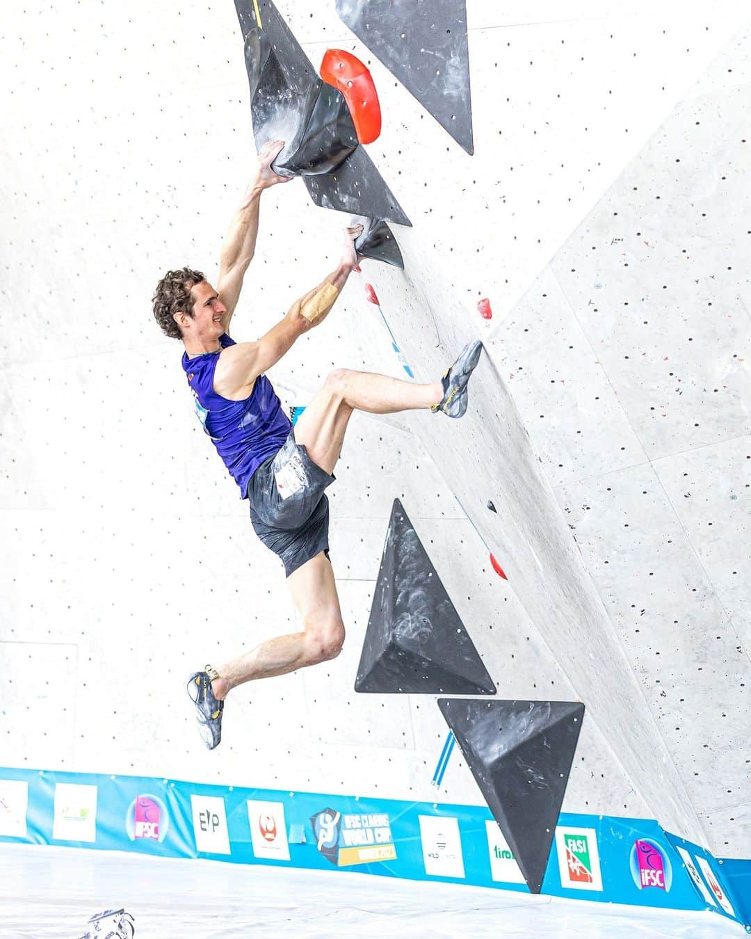 アダム・オンドラのインスタグラム：「It was a hard round ☝️ There were some things to be happy about it, some things that I could have done better. Despite 19th place in the semifinals, I have positive feelings after the 2 World Cups in Prague 🇨🇿 and Brixen 🇮🇹, and I am excited for the lead season to start 🙏  Check out the results 👉 the link is in BIO!  Pics by @vladek_zumr   #adamondra #AO #bouldering #sportclimbing #worldcupbrixen #wcbrixen   @mammut_swiss1862 @lasportivagram @euroholds @mix.it @sensfoods @hudysport@211_zpmvcr @horosvaz.cz @olympcsmv @mercedesbenz_autojihlava  @worldcupbrixen」