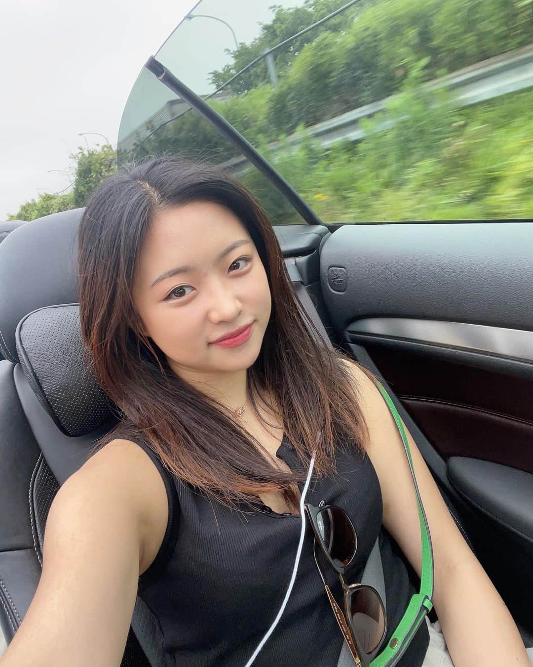 のインスタグラム：「早く美音奈の車も欲しいなぁー💕 マイカーできたらたっくさん お出かけできるのに😛  #オープンカー #ドライブ #車  #車好き女子 #nissan #infinity #日産」