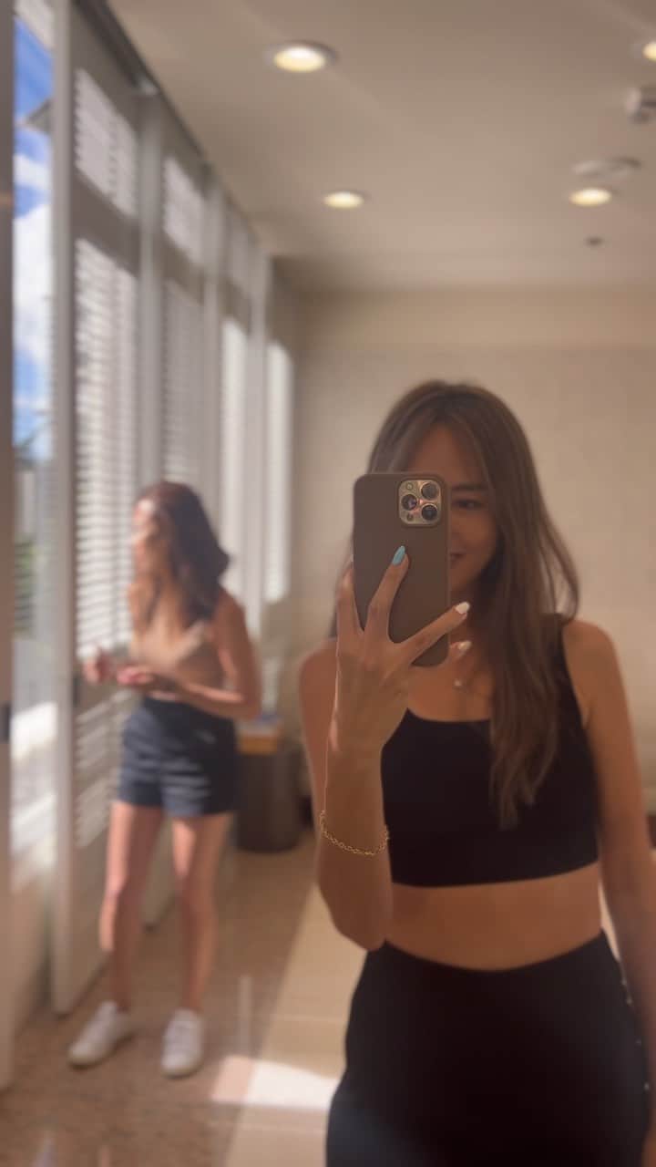 Mieのインスタグラム：「人生で出逢えて良かったと思える人がいる、そんな幸せを教えてくれたかけがえのないお友達🥹🩵  10年来のお友達🥹✨ ご近所のママさんから始まった関係✨😭 子供たちが小さかった頃、私が育児ノイローゼ気味で大変だった時期、仕事に行く私、子供たちの事を全てを手伝ってくれて、当時子供たちを育ててくれた命の恩人です😭　  今回も 仕事でまたハワイに来てくれて、一緒に寝泊まりして、起きた瞬間から寝る数秒前まで話が止まらず、腹筋が痛くなるほど笑って泣いて、愛が深くて、決して人に偏見を持たず、信用と信頼って言葉がピッタリな彼女を神様がわたしに送ってくれた🥹  #ハワイ #ハワイで子育て #ハワイ生活 #ママ #hawaii」