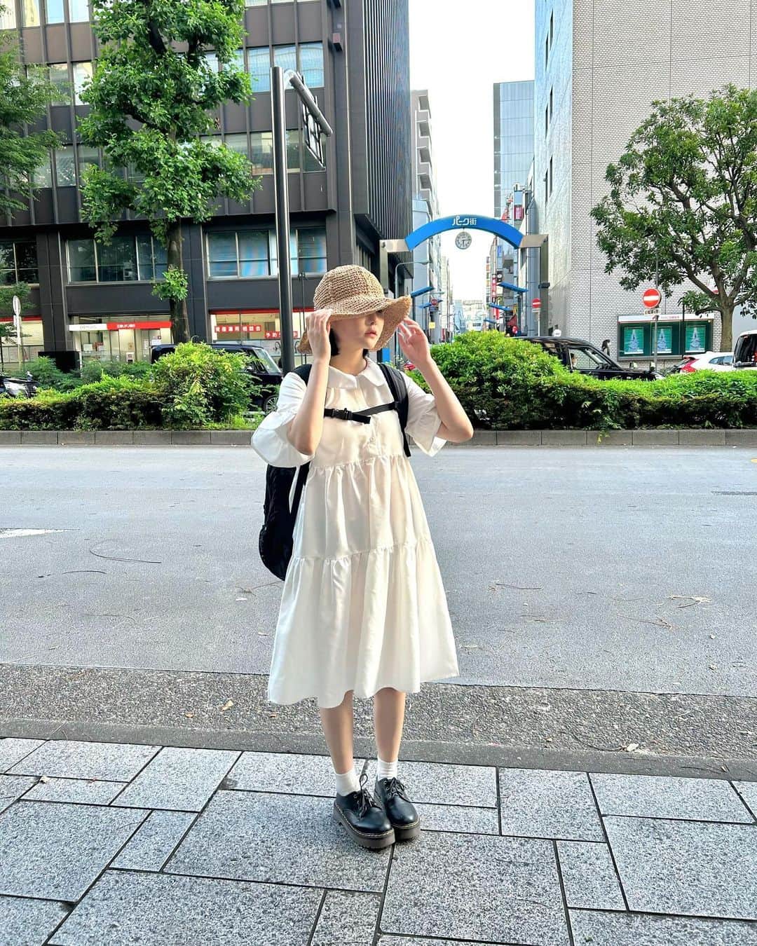 みさねのインスタグラム：「ゆくんに「都会に現れた妖精🧚‍♀️」って言われた🤣 @yuga_0117  ㅤ なんか韓国みあるこれ🇰🇷 ㅤ @cham.official_ のティアードサマーワンピースかわち🥹🌷 ㅤ あえてのリュック！！！ ㅤ #ワンピース #ワンピースコーデ #夏コーデ #夏服コーデ #白コーデ #淡い民 #ガーリーコーデ #デートコーデ #韓国コーデ #リュックコーデ #リュック女子」