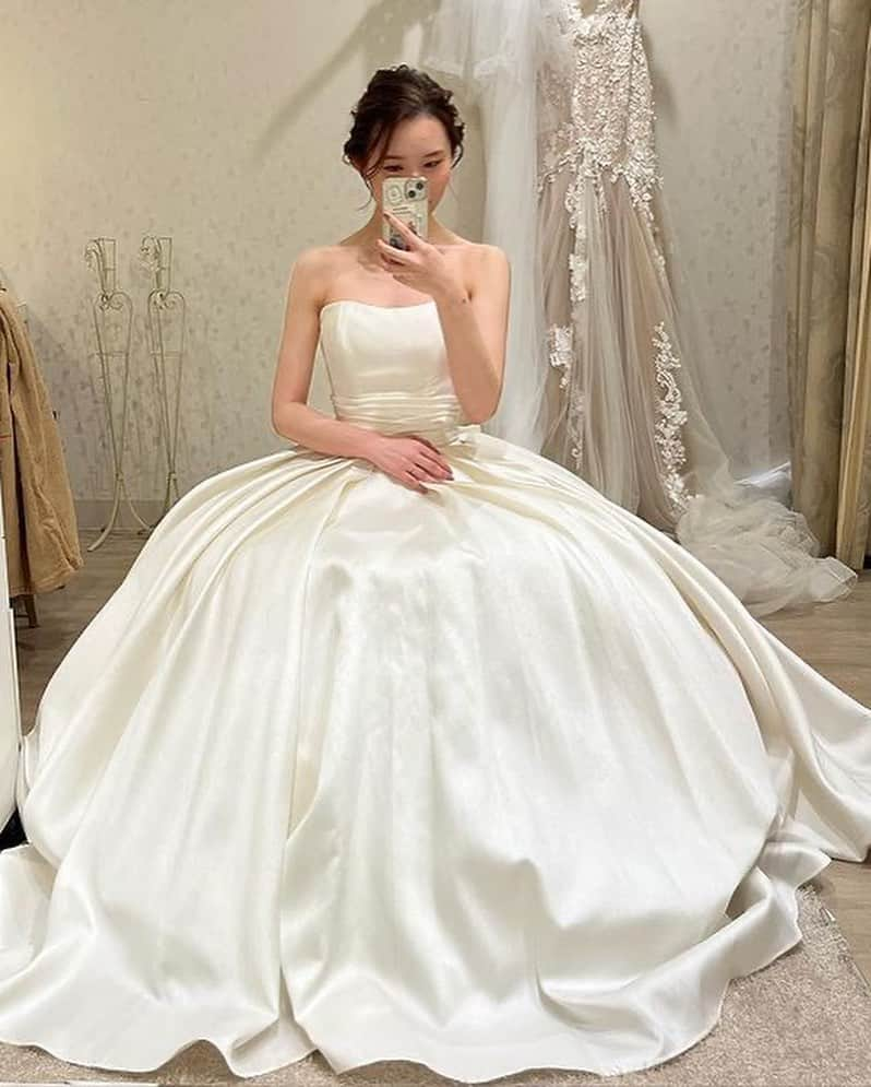 ♡プラコレWedding·⋆*さんのインスタグラム写真 - (♡プラコレWedding·⋆*Instagram)「. @placole_dressy【#DRESSY花嫁 】 【#プラコレ】をつけて投稿&フォローしてね♩ . ＝＝＝＝＝＝＝ . 可愛すぎる花嫁さまのお座りショット🤍  ドレスを着てのお座りショットは スカートがふんわりと広がりプリンセスみたいで可愛いですよね🪞✨  ぜひ参考にしてみてくださいね👀 . ＝＝＝＝＝＝＝＝ 👗photo by... @neco_wd さま @24choco_wd さま @mnm_wedding_ さま @uni.uni0910 さま @s.breath_style_moka さま @nh__x_wd_ さま ＝＝＝＝＝＝＝＝ . 『#DRESSY花嫁』『#プラコレ』の ハッシュタグをつけて写真をUPしてね✦ 花嫁アプリ『DRESSY by プラコレ』の 記事に掲載＆リグラムされるかも♩ . みなさまからのいいねや保存 コメントをお待ちしています♥️ 「このウェディングドレス可愛い！」 「ヘアスタイルも気になる！！」 「今の花嫁さんの流行りは！？」etc. . ＝＝＝＝＝＝＝＝ 花嫁アプリでは、 プロのアドバイザーに結婚式の相談を何度でも♡ ウェディングドレスの記事や、 自分のウェディングレポを残せちゃう♡” . >>>TOPのURLからcheck ⋈ @placole_dressy >>>結婚のご相談は プラコレウェディングアドバイザーへ♡ @wedding_adviser >>>ウェディングレポを残したいなら、 farny by プラコレをcheck ✎ @farny_wedding >>>花嫁準備に欠かせないアイテムをお探しなら placole & dressy Beauty をcheck ❁ @dressy_beauty_ >>>素敵なドレスに出会いたい花嫁さま♡ @dressyonline_をcheck >>>おしゃれなファミリーフォトは ドレシーベイビーをcheck 𓏸 @dressy.baby >>>鎌倉にOPEN”お花とドレスと紅茶のカフェ” @dressyroom_teaをcheck𓌉𓇋 . ＝＝＝＝＝＝＝＝＝＝＝＝＝＝＝＝ . #プレ花嫁 #卒花 #花嫁 #卒花嫁 #結婚 #結婚式 #試着レポ #farnyレポ #2023秋婚 #2023冬婚 #2024春婚 #2024夏婚 #カラードレス試着 #ドレス試着 #ドレス試着レポ #ドレス選び #カラードレス #カラードレス迷子 #ウェディングドレス #ドレス迷子 #ドレスフォト #ウェディングフォト #チュールドレス #ボリュームドレス #お座りショット #撮影構図」6月11日 21時35分 - placole_dressy