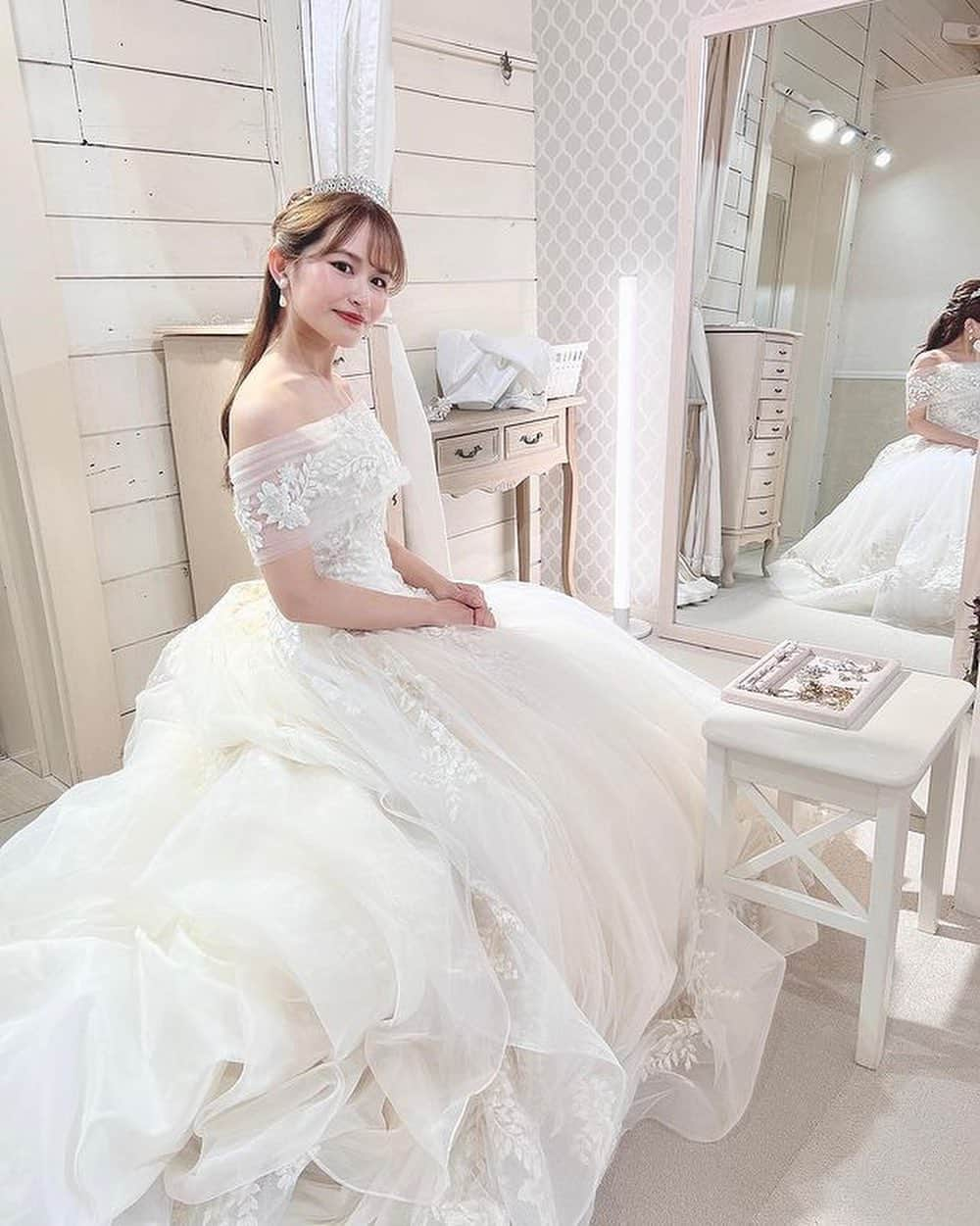 ♡プラコレWedding·⋆*さんのインスタグラム写真 - (♡プラコレWedding·⋆*Instagram)「. @placole_dressy【#DRESSY花嫁 】 【#プラコレ】をつけて投稿&フォローしてね♩ . ＝＝＝＝＝＝＝ . 可愛すぎる花嫁さまのお座りショット🤍  ドレスを着てのお座りショットは スカートがふんわりと広がりプリンセスみたいで可愛いですよね🪞✨  ぜひ参考にしてみてくださいね👀 . ＝＝＝＝＝＝＝＝ 👗photo by... @neco_wd さま @24choco_wd さま @mnm_wedding_ さま @uni.uni0910 さま @s.breath_style_moka さま @nh__x_wd_ さま ＝＝＝＝＝＝＝＝ . 『#DRESSY花嫁』『#プラコレ』の ハッシュタグをつけて写真をUPしてね✦ 花嫁アプリ『DRESSY by プラコレ』の 記事に掲載＆リグラムされるかも♩ . みなさまからのいいねや保存 コメントをお待ちしています♥️ 「このウェディングドレス可愛い！」 「ヘアスタイルも気になる！！」 「今の花嫁さんの流行りは！？」etc. . ＝＝＝＝＝＝＝＝ 花嫁アプリでは、 プロのアドバイザーに結婚式の相談を何度でも♡ ウェディングドレスの記事や、 自分のウェディングレポを残せちゃう♡” . >>>TOPのURLからcheck ⋈ @placole_dressy >>>結婚のご相談は プラコレウェディングアドバイザーへ♡ @wedding_adviser >>>ウェディングレポを残したいなら、 farny by プラコレをcheck ✎ @farny_wedding >>>花嫁準備に欠かせないアイテムをお探しなら placole & dressy Beauty をcheck ❁ @dressy_beauty_ >>>素敵なドレスに出会いたい花嫁さま♡ @dressyonline_をcheck >>>おしゃれなファミリーフォトは ドレシーベイビーをcheck 𓏸 @dressy.baby >>>鎌倉にOPEN”お花とドレスと紅茶のカフェ” @dressyroom_teaをcheck𓌉𓇋 . ＝＝＝＝＝＝＝＝＝＝＝＝＝＝＝＝ . #プレ花嫁 #卒花 #花嫁 #卒花嫁 #結婚 #結婚式 #試着レポ #farnyレポ #2023秋婚 #2023冬婚 #2024春婚 #2024夏婚 #カラードレス試着 #ドレス試着 #ドレス試着レポ #ドレス選び #カラードレス #カラードレス迷子 #ウェディングドレス #ドレス迷子 #ドレスフォト #ウェディングフォト #チュールドレス #ボリュームドレス #お座りショット #撮影構図」6月11日 21時35分 - placole_dressy