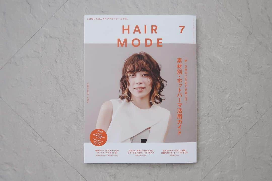 太田葉子さんのインスタグラム写真 - (太田葉子Instagram)「HAIR MODE7月号 『素材別・ホットパーマ活用ガイド』 ⁡ Violetの浅沼さん(@asanu_violet )の ホットパーマ論のスタイリングページに 出させていただきました😎🔥 ⁡ 久しぶりにパーマをかけましたが、 ほどよいボリュームと綺麗なウェーブで 毎日のスタイリングがとても楽しいです♪ ⁡ 梅雨時期でもスタイルキープできて 改めてパーマの良さに気付かされました👍🏻 ⁡ 髪質別のパーマのかけ方も紹介されているので ぜひチェックしてみてください❣️ ⁡ #HAIRMODE #パーマ #ホットパーマ #Violet」6月11日 21時38分 - instayoko