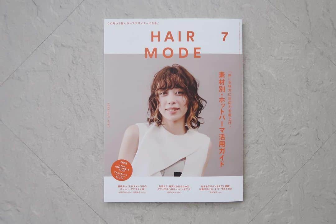 太田葉子のインスタグラム：「HAIR MODE7月号 『素材別・ホットパーマ活用ガイド』 ⁡ Violetの浅沼さん(@asanu_violet )の ホットパーマ論のスタイリングページに 出させていただきました😎🔥 ⁡ 久しぶりにパーマをかけましたが、 ほどよいボリュームと綺麗なウェーブで 毎日のスタイリングがとても楽しいです♪ ⁡ 梅雨時期でもスタイルキープできて 改めてパーマの良さに気付かされました👍🏻 ⁡ 髪質別のパーマのかけ方も紹介されているので ぜひチェックしてみてください❣️ ⁡ #HAIRMODE #パーマ #ホットパーマ #Violet」