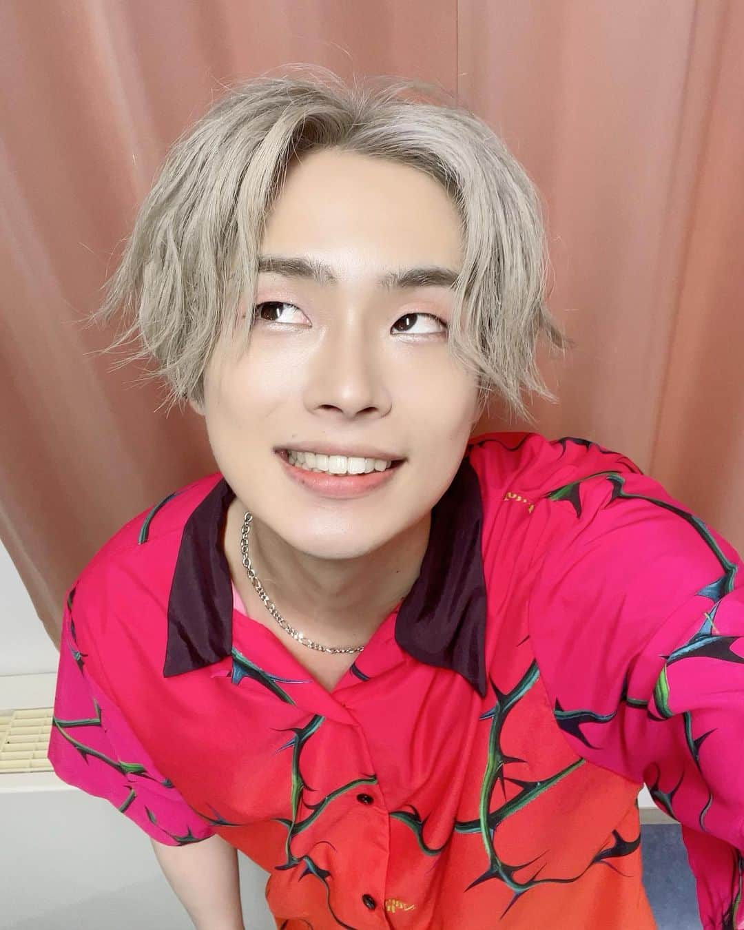 濱健人のインスタグラム：「満開だ！！ 二枚目前歯出しながら歩いてる…怖すぎ…」