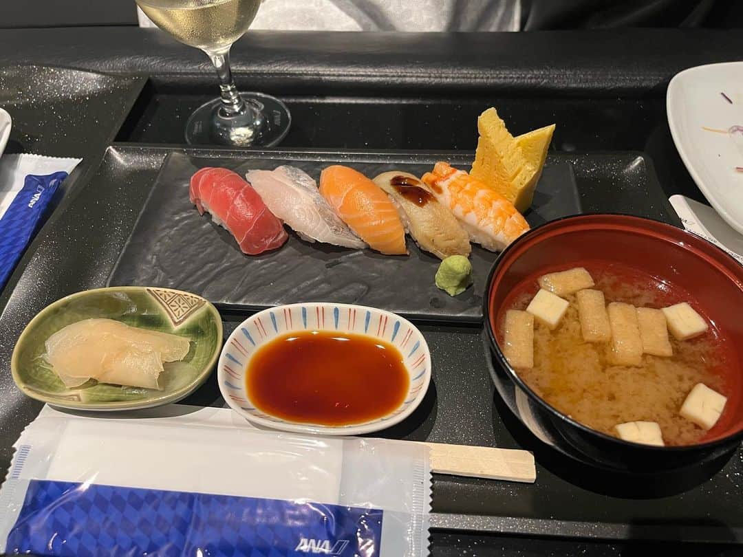 やまだひさしのインスタグラム：「孤独のグルメ 空港で鮨納め。 #やまだひさし  #ラジオ #DJ #グルメ #寿司 #鮨 #大好き」