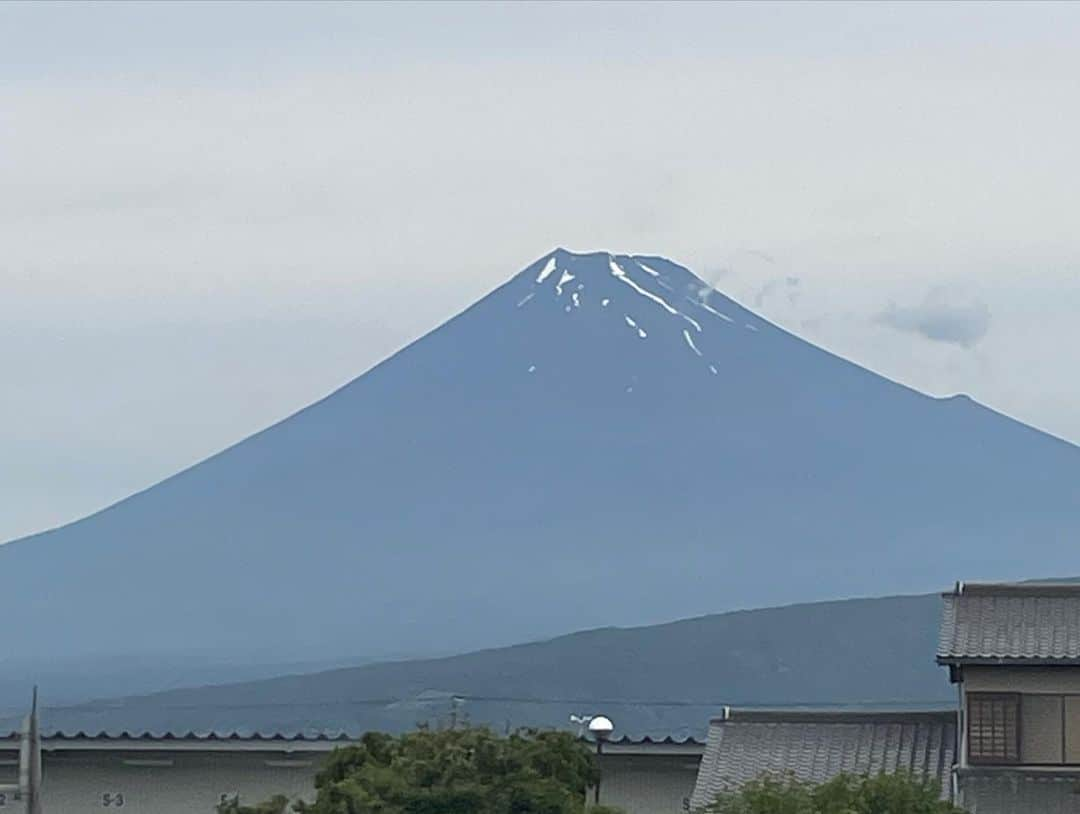 山下航平さんのインスタグラム写真 - (山下航平Instagram)「すごくプライベートの話なんですが、少し前に時間があったので、  いつかやろうとずっと思ってたことを一つ達成してきました🙌  それは、 「自転車で名古屋に行く」  1番の目的は美味い鰻を食べるということです。  自転車にした理由は、自分の力だけで進むしかなく、誰にも甘えられないからです。また、自転車を漕いでいるときは自分と向き合うことができる時間だと思っていたので、あえて自転車にしました。限界まで体力や精神的に追い込んだ自分がどんな感情になるのか気になったと言うのもあります。  それなりの装備で二日かけて、約380kmの道のりを爆走。箱根の山頂と、名古屋市の看板を見た時に2回泣きました。 名古屋で食べた鰻は過去1おいしかったです。  たくさん得るものがありました。 いやー、次はなにをするかなあ。」6月11日 21時39分 - kouhei_yamashita_official