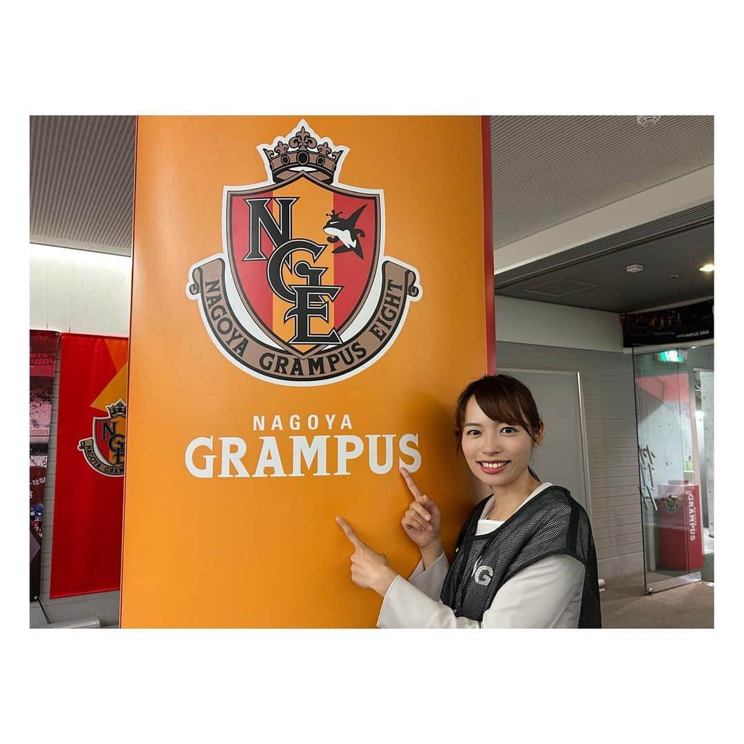 阿部芳美のインスタグラム：「名古屋グランパスvsアビスパ福岡⚽️🔥  インタビューとピッチリポートを担当させて頂きました🙇‍♀️  もっとインタビューの言葉を工夫できたな〜、リポートで噛んでしまったな〜、もっとああすればこうすれば…🤔🤔💦 と、映像を見返しながら電車で帰っていたら、 見事に乗り過ごしました😅笑 降りるべき駅をだいぶ通過してから「あれ、ここはどこ？」と。。 熱中しすぎました😂！あああ。やってしまった。。  選手と同じピッチレベルで仕事ができることは本当に幸せ。 名古屋はユンカー選手の勝ち越しゴールで、ホーム負けなし、2年ぶりの4連勝🔥！ クラブJ1通算1500ゴールも本当におめでとうございます！  福岡も、佐藤選手がJ1初ゴール⚽️ おめでとうございます☺️  リーグ戦はこれで折り返し✨ シーズン後半の戦いも楽しみです😎🧡  #grampus #名古屋グランパス #avispa #アビスパ福岡 #jleague #jリーグ #サッカーのある週末   #カマタマーレ讃岐 もホームで勝利おめでとう〜⚽️🔥 (長谷川監督、長谷部監督共に、夫がお世話になった監督で、勝手に少し縁を感じておりました😂笑)」