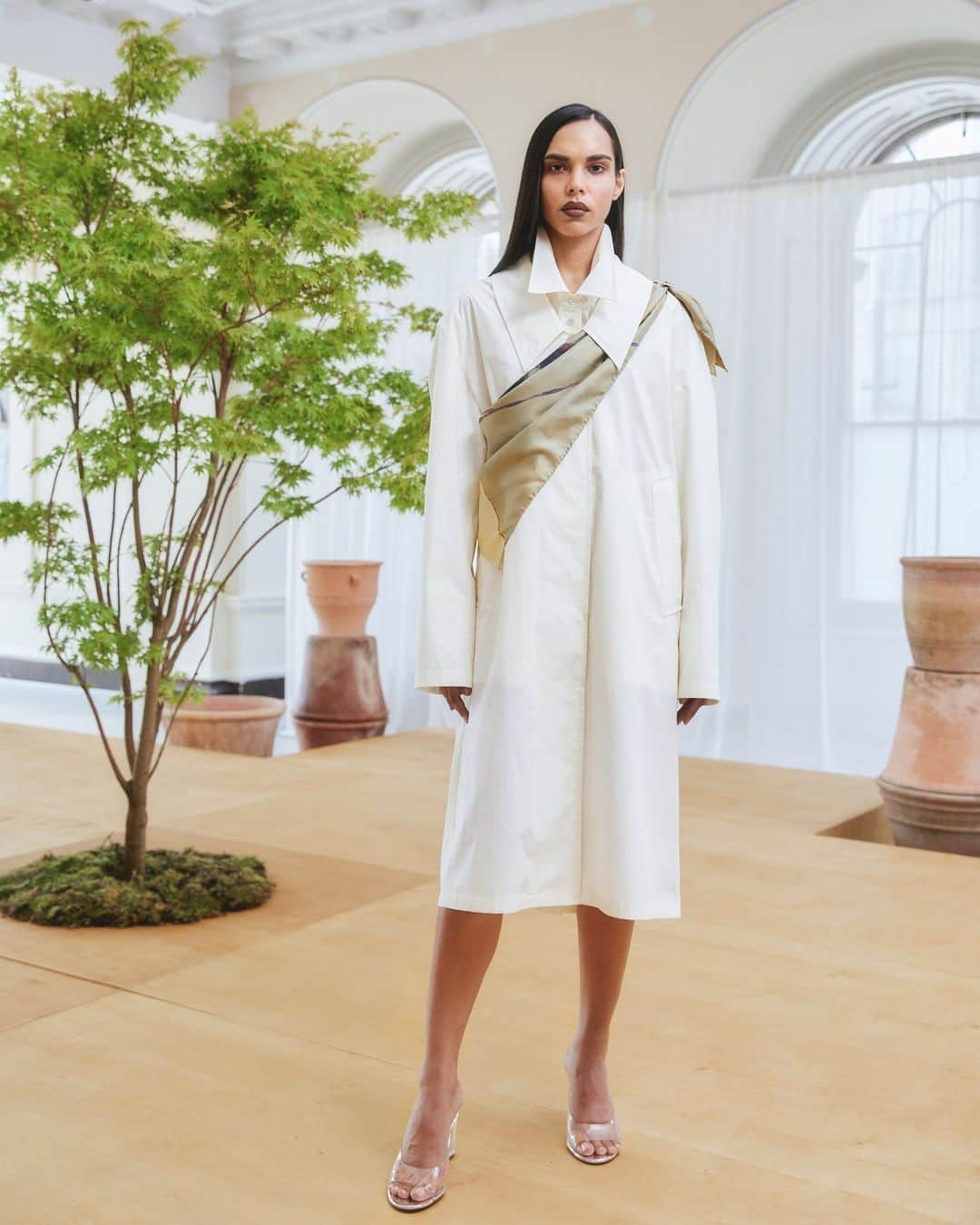 カシミ オムのインスタグラム：「Spring Summer 2024: STORIES BY KAMALA IBRAHIM ISHAQ⁠ ⁠ #QASIMISS24​⁠ ​⁠ Creative Director: Hoor Al Qasimi @hooralq​⁠ Art Director: Nicolas Santos @nicolas_santos​⁠ Photographer: Keerthana Kunnath @kee_kunnath​⁠ Film: Child Studio @childstudio__​⁠ Artist Collaboration: Kamala Ibrahim Ishaq @kamala_ibrahim_ishag.official​⁠ Music: Hasan Hujairi @hasan.hujairi​⁠ Stylist: Nell Kalonji @nellkalonji​⁠ Styling Assistant: Honor Dangerfield @honordangerfield​⁠ Production: Sharda Fähmel​⁠ Production Manager: Jo Cullis​⁠ Production Assistants: Nadia Abraham, Sylwia Grzegorzko & Caitlyn Duncan​⁠ Movement Director: Simon Donnellon @simon.donnellon​⁠ Casting: Troy Fearn @troycasting​⁠ Hair Stylist: Dexter Johnson for Toni & Guy @dexterdapper​⁠ Make-Up Artist: Celia Burton @celiaburtonmakeup​⁠ Manicurist: Sasha Goddard @sasha_goddard_​⁠ Set Designer: Georgia Currell @georgiacurrell_set​⁠」
