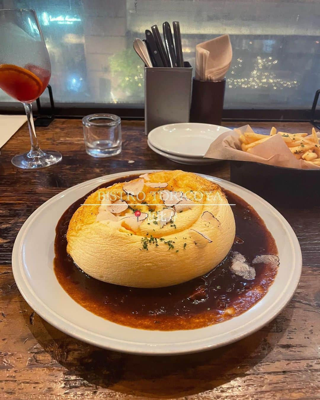 菊池遥香のインスタグラム：「. 📍BISTRO TORIKOYA/恵比寿  ずっと気になっていたビストロ🍴  スフレオムレツとローストチキンが名物なんだって〜🐣  名物ももちろん美味しかったけど、、、 私は肉厚すぎるほどのカルパッチョが大優勝だったなぁ🐟🤍  ✎︎＿＿＿＿＿＿＿＿＿＿＿＿  🏠 東京都渋谷区恵比寿南1-11-2 2F 🚶‍♀️JR恵比寿駅 西口から徒歩3分ほど  ✎︎＿＿＿＿＿＿＿＿＿＿＿＿  .  #恵比寿 #恵比寿グルメ #恵比寿居酒屋 #ビストロ #ワイン #wine #dinner #東京デート #東京グルメ #居酒屋 #隠れ家的なお店 #food #냠냠 #먹스타그램 #맛집탐방 #인스타푸드 #푸드스타그램 #東京カフェ#おすすめカフェ#韓国 #cafe #일본카페」