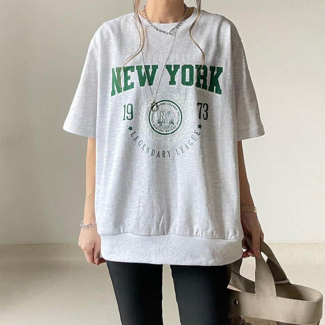 Ako Akoさんのインスタグラム写真 - (Ako AkoInstagram)「️ ❥ メランジグレーのスウェT♥ 厚地のTシャツです🫶 裾がリブなのでスキニーなどでストンと着ても◎  　 　 ダメージデニムと淡色でまとめるのも 気に入ってる(o´艸`)⸝⸝⸝♡︎    ほぼ #LOAコーデ LOAアイテムは画像をタップして出る 商品タグからご覧いただけます🏷️✨ 　  DHOLICのクーポンもお使いいただけるので、 ぜひご活用ください🥰　 　 #今日のコーデ はストーリーにて🙌❤️ ショップはプロフィールURL、ハイライトの LOAからご覧いただけます٩(*´︶`*)۶ ♥  　 バッグ： @bag_hayni  　 　 　 #ロゴtシャツ #ロゴt #スウェット #デニムコーデ #スキニーコーデ #プチプラコーデ #カジュアル #着回しコーデ #サンダル #40代コーデ #40代ファッション #ママコーデ #低身長コーデ #韓国ファッション #シンプルファッション #夏服コーデ」6月11日 21時40分 - akokako