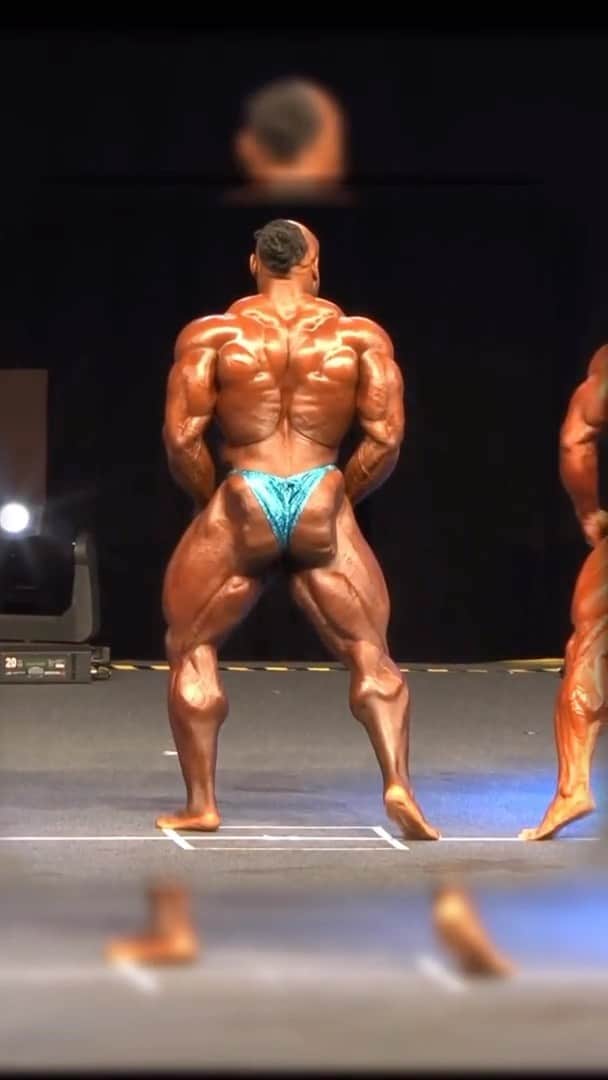 カイ・グリーンのインスタグラム：「There are so many ways to express yourself. Whether it’s through art, music, or even bodybuilding. We all have a story to tell, a journey that has led us to where we are today. When I started bodybuilding, the goal wasn’t just to have the best looking physique. It was about finding the best way for me to express myself, to find out who I was as a person and what drove me towards a path of better self development.  THOUGHTS BECOME THINGS.  #KaiGreene #ThoughtsBecomeThings #Reels」