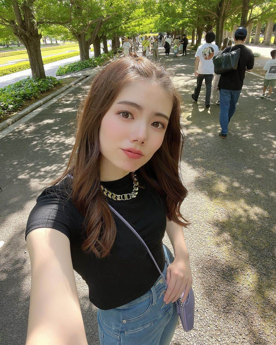 波田妃奈のインスタグラム：「国立昭和記念公園で日光浴して ビタミンD生成してきたよ〜🤣☀️ 最後どあっぷ笑笑  ビタミンDは'幸せホルモン'とも呼ばれる セロトニンが分泌されるので やる気UPしてポジティブになれる🌟 他にも免疫力の向上やアレルギー症状の改善など 良いことたくさんあるので大事✊🏻  食事だけでは不足しがちなので これから梅雨だけど少しでも晴れてる時は 日焼けに気をつけつつ、ちょっとでも 散歩とか出かける習慣つけてこっと😉  #国立昭和記念公園 #日光浴 #ビタミンd #セロトニン分泌 #お出かけスポット #立川 #ボディメイク #フィットネス #トレーニング #ひなトレ🐥 #ダイエット #ヘルシー #モデル #エニタイム女子 #波田妃奈 #workout #bodymake #fitness #gym #healthy #japangirl #model」