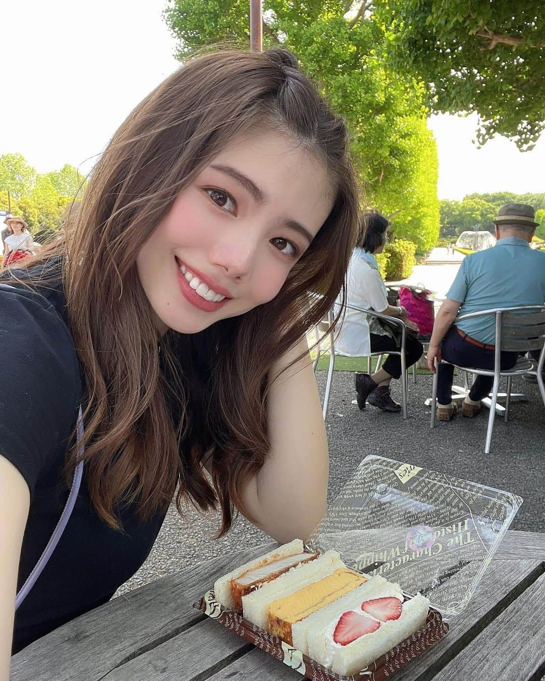 波田妃奈さんのインスタグラム写真 - (波田妃奈Instagram)「国立昭和記念公園で日光浴して ビタミンD生成してきたよ〜🤣☀️ 最後どあっぷ笑笑  ビタミンDは'幸せホルモン'とも呼ばれる セロトニンが分泌されるので やる気UPしてポジティブになれる🌟 他にも免疫力の向上やアレルギー症状の改善など 良いことたくさんあるので大事✊🏻  食事だけでは不足しがちなので これから梅雨だけど少しでも晴れてる時は 日焼けに気をつけつつ、ちょっとでも 散歩とか出かける習慣つけてこっと😉  #国立昭和記念公園 #日光浴 #ビタミンd #セロトニン分泌 #お出かけスポット #立川 #ボディメイク #フィットネス #トレーニング #ひなトレ🐥 #ダイエット #ヘルシー #モデル #エニタイム女子 #波田妃奈 #workout #bodymake #fitness #gym #healthy #japangirl #model」6月11日 21時53分 - hina__fitness