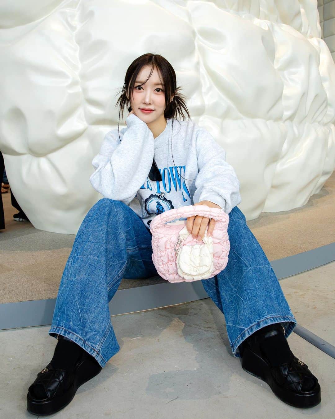 가로수길 , Seoulのインスタグラム：「COS 퀼티드백 팝업 스토어 ✨✨  그 어떤 룩에나 다 잘어울리는 가방 ❤️  📸 @jaylim1」