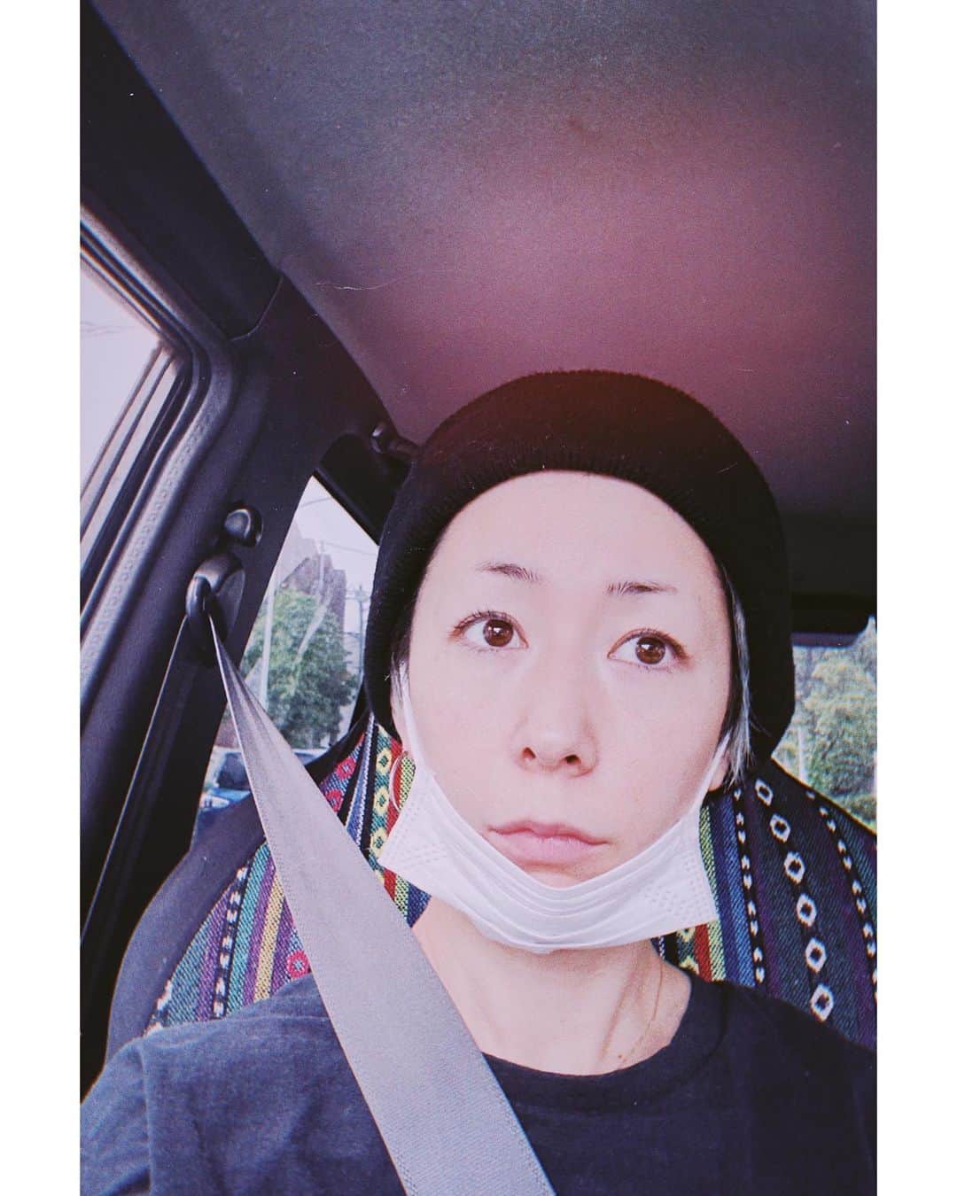 木村カエラのインスタグラム：「今日は子供達とお出かけしました。 お休みの日はなるべく子供と全力で遊びたい🫡 小さくなった服がふえてきたので、夏に向けて新しく買ったりしました。 成長が早くて、驚きます。  私は夏のパジャマを買ったよ。 総柄のパジャマが好きで、つい買ってしまいます。  そして、眉毛を描く気にもならず、 またすっぴんです。 すみません。お気になさらず。😂  #休日の過ごし方」