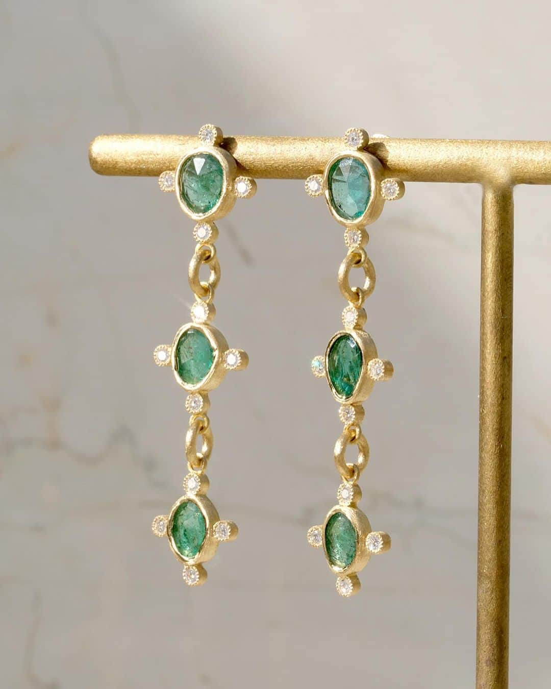 muskaさんのインスタグラム写真 - (muskaInstagram)「"bir" Emerald and diamond station earrings 18kYG, Emerald (Total 1.71ct) , Diamond ⁡ 風に揺れ、光を受けて煌めきを放つエメラルドピアス。若葉のような涼やかなエメラルドを讃え、VS1クラリティのダイヤモンドを組み合わせたエレガントな意匠は、緻密な仕立てにより形作られます。どんな場面でも美しく耳元を飾る逸品です。 — These emerald earrings sway in the wind and sparkle in the light. The elegant design of the emerald, which is as delicate as new leaves, combined with VS1 clarity diamonds, is the result of the intricate and reliable craftsmanship. These earrings will beautifully adorn your ears for any occasion. ⁡ ⁡ #muskajewelry #the6thnight #emeraldearrings #emeraldjewelry #emeraldanddiamond #oneofakindjewelry #showmeyourearrings #エメラルド #エメラルドピアス #一点物ジュエリー #一点物ピアス #オーダーメイドジュエリー #第六夜」6月11日 21時49分 - muska_jewelry