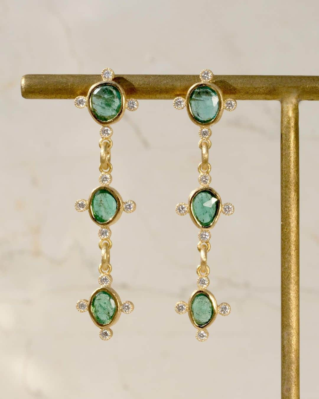 muskaさんのインスタグラム写真 - (muskaInstagram)「"bir" Emerald and diamond station earrings 18kYG, Emerald (Total 1.71ct) , Diamond ⁡ 風に揺れ、光を受けて煌めきを放つエメラルドピアス。若葉のような涼やかなエメラルドを讃え、VS1クラリティのダイヤモンドを組み合わせたエレガントな意匠は、緻密な仕立てにより形作られます。どんな場面でも美しく耳元を飾る逸品です。 — These emerald earrings sway in the wind and sparkle in the light. The elegant design of the emerald, which is as delicate as new leaves, combined with VS1 clarity diamonds, is the result of the intricate and reliable craftsmanship. These earrings will beautifully adorn your ears for any occasion. ⁡ ⁡ #muskajewelry #the6thnight #emeraldearrings #emeraldjewelry #emeraldanddiamond #oneofakindjewelry #showmeyourearrings #エメラルド #エメラルドピアス #一点物ジュエリー #一点物ピアス #オーダーメイドジュエリー #第六夜」6月11日 21時49分 - muska_jewelry