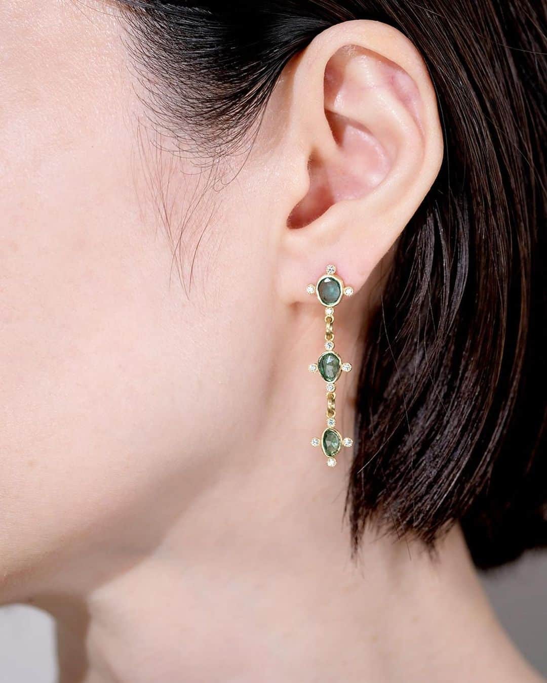 muskaさんのインスタグラム写真 - (muskaInstagram)「"bir" Emerald and diamond station earrings 18kYG, Emerald (Total 1.71ct) , Diamond ⁡ 風に揺れ、光を受けて煌めきを放つエメラルドピアス。若葉のような涼やかなエメラルドを讃え、VS1クラリティのダイヤモンドを組み合わせたエレガントな意匠は、緻密な仕立てにより形作られます。どんな場面でも美しく耳元を飾る逸品です。 — These emerald earrings sway in the wind and sparkle in the light. The elegant design of the emerald, which is as delicate as new leaves, combined with VS1 clarity diamonds, is the result of the intricate and reliable craftsmanship. These earrings will beautifully adorn your ears for any occasion. ⁡ ⁡ #muskajewelry #the6thnight #emeraldearrings #emeraldjewelry #emeraldanddiamond #oneofakindjewelry #showmeyourearrings #エメラルド #エメラルドピアス #一点物ジュエリー #一点物ピアス #オーダーメイドジュエリー #第六夜」6月11日 21時49分 - muska_jewelry