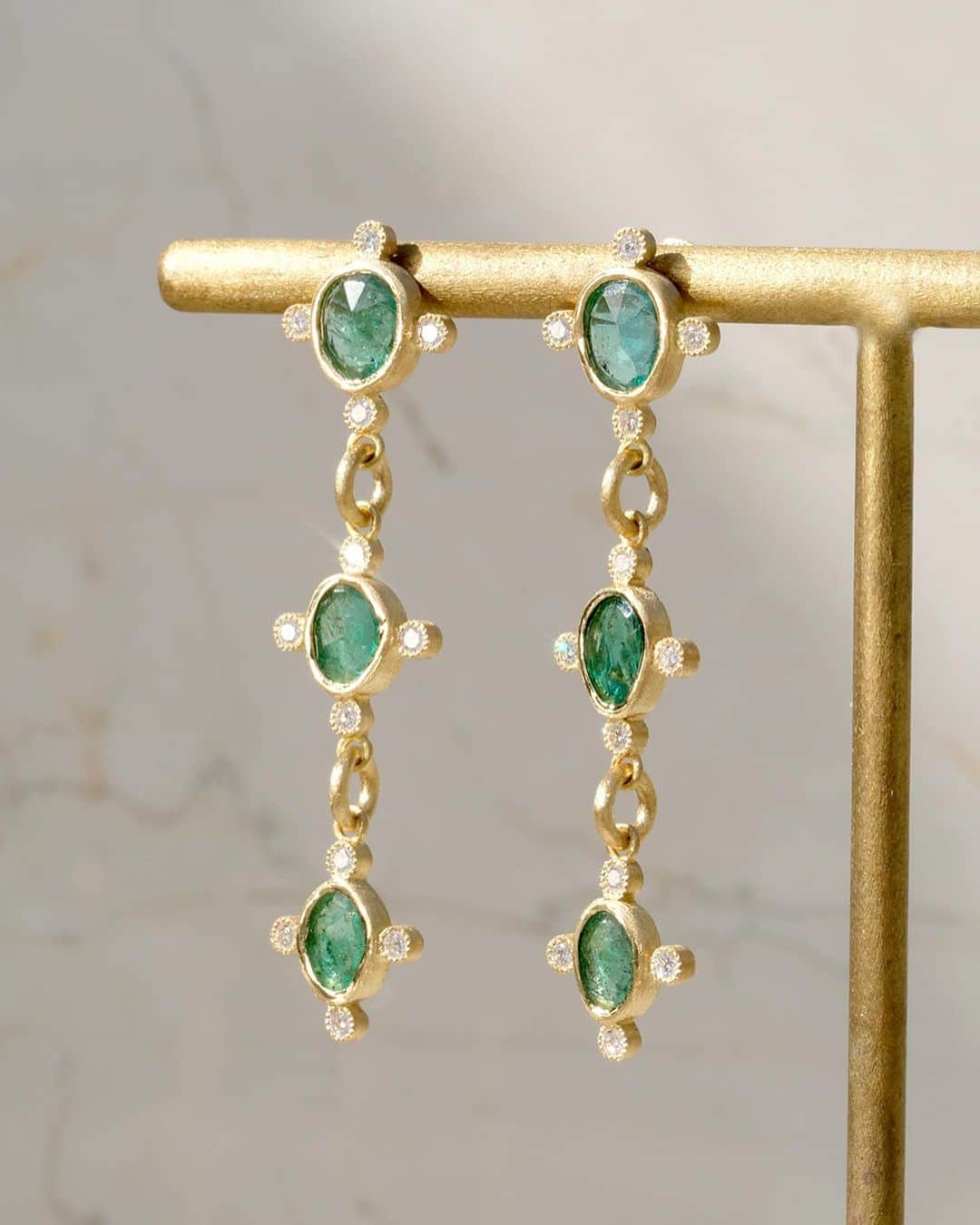muskaのインスタグラム：「"bir" Emerald and diamond station earrings 18kYG, Emerald (Total 1.71ct) , Diamond ⁡ 風に揺れ、光を受けて煌めきを放つエメラルドピアス。若葉のような涼やかなエメラルドを讃え、VS1クラリティのダイヤモンドを組み合わせたエレガントな意匠は、緻密な仕立てにより形作られます。どんな場面でも美しく耳元を飾る逸品です。 — These emerald earrings sway in the wind and sparkle in the light. The elegant design of the emerald, which is as delicate as new leaves, combined with VS1 clarity diamonds, is the result of the intricate and reliable craftsmanship. These earrings will beautifully adorn your ears for any occasion. ⁡ ⁡ #muskajewelry #the6thnight #emeraldearrings #emeraldjewelry #emeraldanddiamond #oneofakindjewelry #showmeyourearrings #エメラルド #エメラルドピアス #一点物ジュエリー #一点物ピアス #オーダーメイドジュエリー #第六夜」