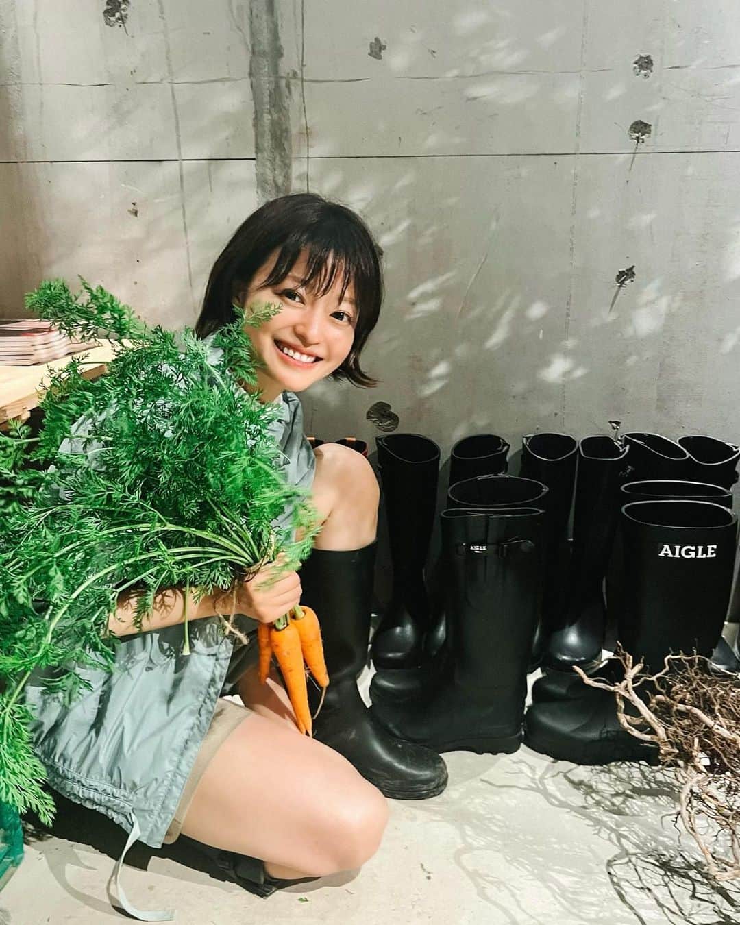 のインスタグラム：「. 今日は雨だから 納品の後は、久々のおやすみ〜👩‍🌾  AIGLE さんにお声かけいただいて 野菜の収穫体験＆スペシャルディナーしてきました🥒🥕 土から作り方をお聞きして食べる野菜は やっぱり格別におうまし。 あれ？ おやすみの日なのに長靴で人参持ってる？っていうのは内緒〜🫣  @aiglejapan さん @madamefigarojapon  さん  @hasune.plant さん ありがとうございました☺️」