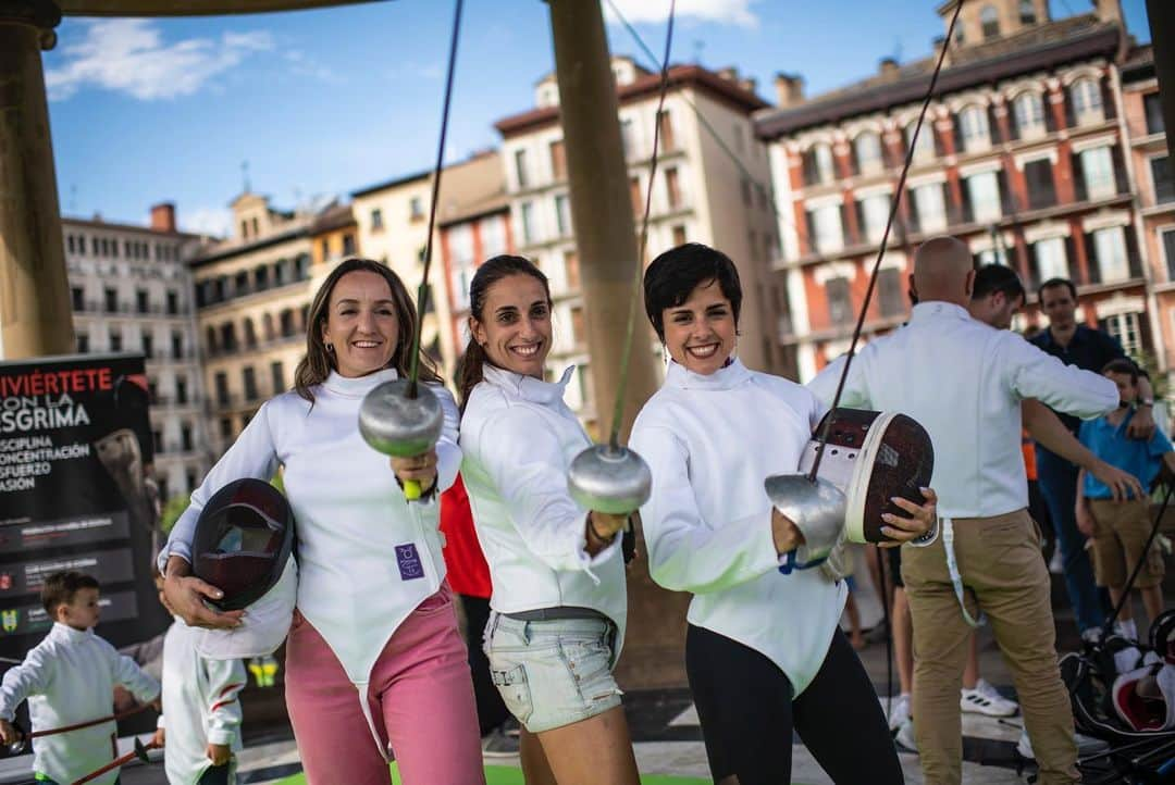 サラ・ウルタドのインスタグラム：「10 fotos me parecen pocas para contar lo que ha sido el @touruniversomujer en Pamplona este finde…  En la última hay un regalo en forma de goshua 🍰 El mejor postre que he comido jamás = Parte del bonito intercambio que sucede en las ciudades a las que va el Tour. Nosotros vamos con deporte y volvemos con sus sabores, su gente, sus tradiciones y su cariño. 🫶🏼  Gracias Pamplona🙌🏻🥳 Sois lo más.」