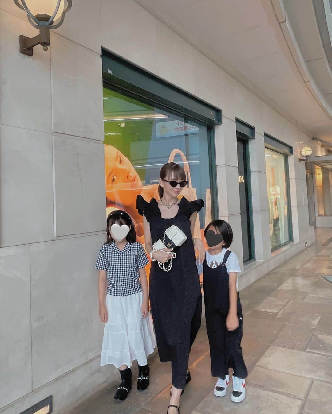 のインスタグラム：「週末はらくちんマキシワンピ 🧡  みなさん夏の予定を立ててるのかな？🌴最近とてもお問い合わせの多いアイテムのひとつです✔︎  Whiteもまた雰囲気変わって可愛いんだよな〜🌼  @hiand_official   #HIAND#ハイアンド#chanel#シャネル#モノトーンコーデ#パンツコーデ#コーデ#女の子ママ#小学生女子#小学生ママ#ワントーンコーデ#chanelsandal#シャネルサンダル #ママコーデ #hnhiand#kidsfashion#キッズコーデ」
