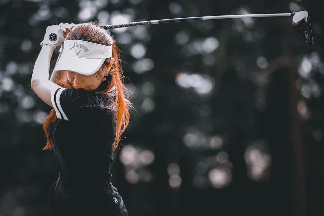SARAKIMISAKIのインスタグラム：「お得意のモノトーン🖤🤍 @lecoqsportifgolf_rijoume   かっこよく撮ってもらった👏  もう梅雨だなぁ☔️ 梅雨の合間にうまくゴルフ出来るといいですね🫶🏻  . . . . . . #ゴルフ #ゴルフ女子 #ゴルフウェア #ゴルフコーデ #ゴルフ女子コーデ #ゴルフ場  #ゴルフ好きな人と繋がりたい #ゴルフ好き #golf #golfwear #golfswing #golfwear #golffashion #golfstagram #골프 #골프스타그램 #골프장 #라운드 #골프스윙  #高尔夫球 #高尔夫 #กอล์ฟ」