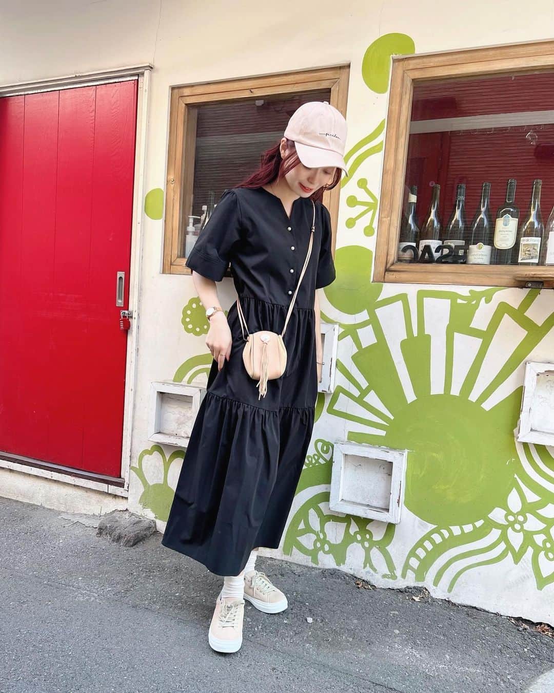 榊本麻衣さんのインスタグラム写真 - (榊本麻衣Instagram)「𓂃𓈒𓏸︎︎︎︎ ❤︎ ⁡ ⁡ 黒×ベージュコーデ♥ ⁡ 黒ワンピに小物は全部ベージュでまとめたよ🫣💓 ⁡ ワンピースは1枚でサラッと決まるし 楽で可愛いから好き🥺❤️‍🔥 ⁡ ⁡ onepiece： @styledoor_official  商品ID▶︎EM231150098 cap： @shein_japan @sheinofficial  bag： @chloe  Sneaker： @admiral_official_jp  ⁡ ⁡ #mai___fashion #mai___code #コーデ #コーディネート #fashion #ファッション #カジュアル #カジュアルコーデ  #大人カジュアル #大人女子 #大人可愛い #プチプラ #きれいめカジュアル #春コーデ #カフェ #都内カフェ巡り #カフェ巡り#夏コーデ #初夏コーデ #styledoor #emmataylor #ワンピース #ワンピ #黒ワンピ」6月11日 22時02分 - maipipii