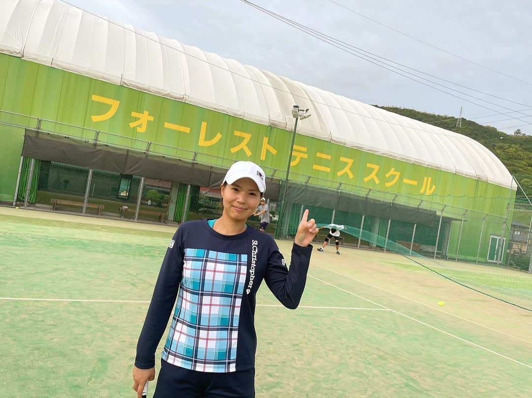 尾崎里紗のインスタグラム：「今日は香川県にある フォーレストテニスクラブ様にイベントに行ってきました！ 天気が心配でしたが朝には雨も止んでくれました。 ⁡ キッズ、ジュニア、一般の方々にはたくさん集まって頂き、最初からいっぱい話しかけてくれたのでとても楽しかったです(^^) ありがとうございました！ ⁡ そして昼食には豪華な定食😳 やっぱり香川といったらうどんですよね笑 コシがあってすごく美味しかったですし、天ぷらもとても美味しかったです🍴 ⁡ ⁡ @forest_tennis_club1989  ⁡ ⁡ ⁡」