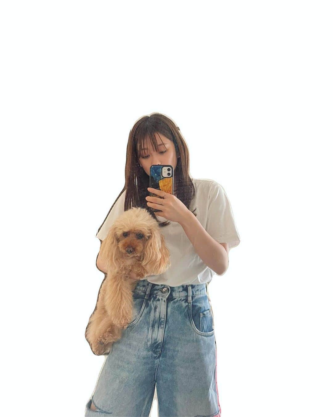 谷本琳音のインスタグラム：「愛しき モモ 🐾 この抱えられ方が好きらしい  #脇にホールド #プードルなのに頭が直毛 #ライオンにしか見えん　🦁」