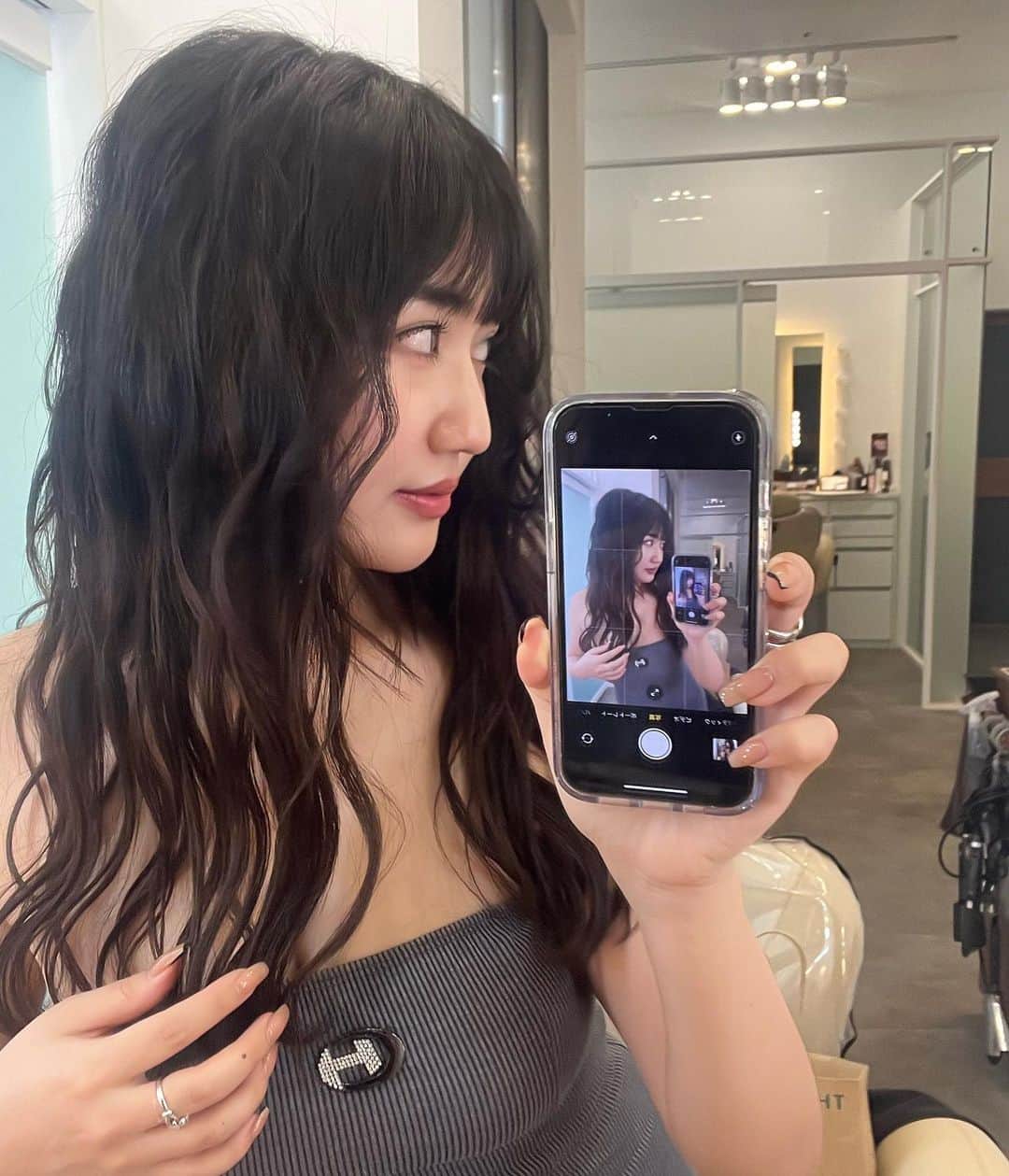 河崎みーなさんのインスタグラム写真 - (河崎みーなInstagram)「実は今回人生初の韓国のプロのヘアメイクの方にアイドルヘアメイクして貰ったの🖤🇰🇷 (YouTubeも出すのでお楽しみに)  まじで毎日このヘアメイクだったらもっと可愛くなれるのに〜って思いながら、メイクのやり方とかも教えてもらったから自分でもできるようにがんばろっと❕  どうかな..?💭いつもより可愛くなれた1日でした🖤  예쁘게 해줘서 진짜 고마워영🫶🏻🫶🏻🫶🏻 . . #makeup 하민실장 @ha.ming.ming  #hair 현진실장 @jina_p_hair  # - 정남 @jungnam_official」6月11日 21時56分 - minakawasaki