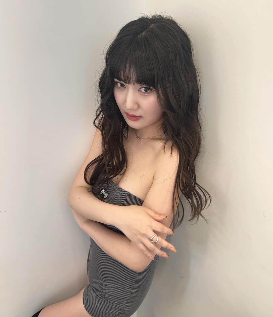 河崎みーなさんのインスタグラム写真 - (河崎みーなInstagram)「実は今回人生初の韓国のプロのヘアメイクの方にアイドルヘアメイクして貰ったの🖤🇰🇷 (YouTubeも出すのでお楽しみに)  まじで毎日このヘアメイクだったらもっと可愛くなれるのに〜って思いながら、メイクのやり方とかも教えてもらったから自分でもできるようにがんばろっと❕  どうかな..?💭いつもより可愛くなれた1日でした🖤  예쁘게 해줘서 진짜 고마워영🫶🏻🫶🏻🫶🏻 . . #makeup 하민실장 @ha.ming.ming  #hair 현진실장 @jina_p_hair  # - 정남 @jungnam_official」6月11日 21時56分 - minakawasaki