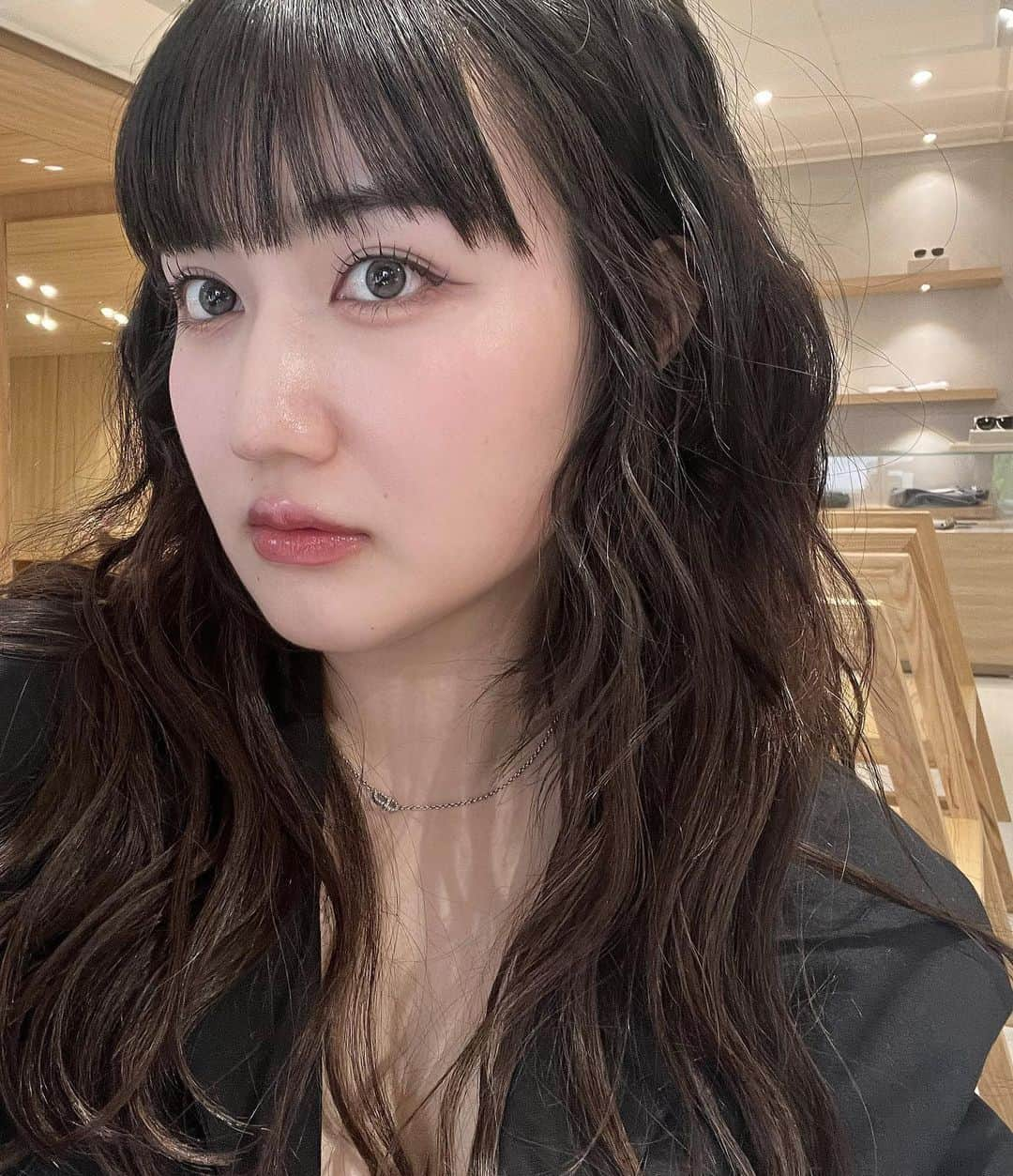 河崎みーなさんのインスタグラム写真 - (河崎みーなInstagram)「実は今回人生初の韓国のプロのヘアメイクの方にアイドルヘアメイクして貰ったの🖤🇰🇷 (YouTubeも出すのでお楽しみに)  まじで毎日このヘアメイクだったらもっと可愛くなれるのに〜って思いながら、メイクのやり方とかも教えてもらったから自分でもできるようにがんばろっと❕  どうかな..?💭いつもより可愛くなれた1日でした🖤  예쁘게 해줘서 진짜 고마워영🫶🏻🫶🏻🫶🏻 . . #makeup 하민실장 @ha.ming.ming  #hair 현진실장 @jina_p_hair  # - 정남 @jungnam_official」6月11日 21時56分 - minakawasaki