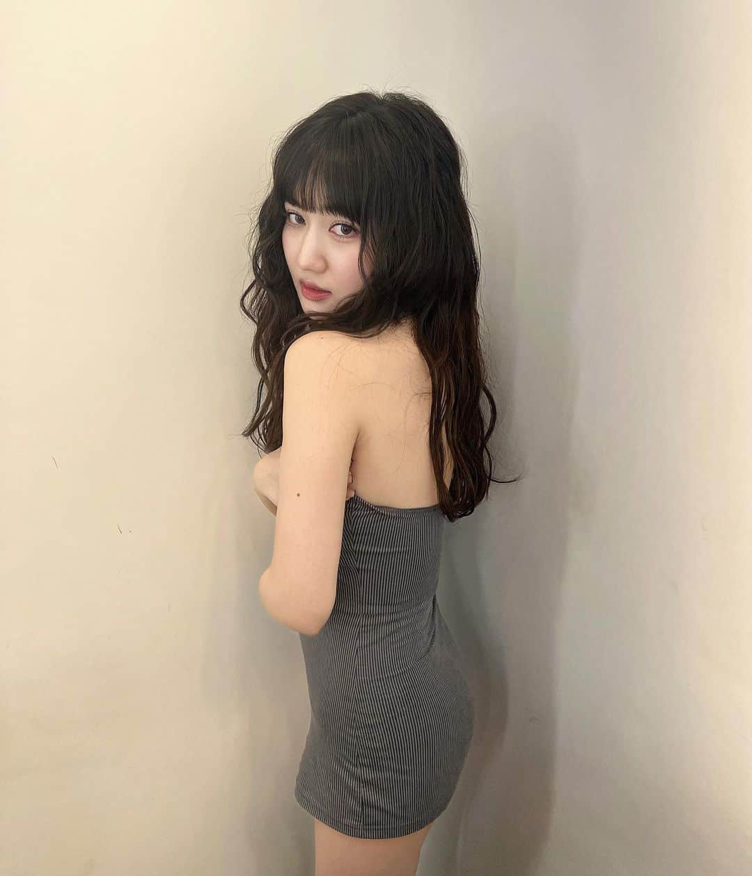 河崎みーなのインスタグラム：「実は今回人生初の韓国のプロのヘアメイクの方にアイドルヘアメイクして貰ったの🖤🇰🇷 (YouTubeも出すのでお楽しみに)  まじで毎日このヘアメイクだったらもっと可愛くなれるのに〜って思いながら、メイクのやり方とかも教えてもらったから自分でもできるようにがんばろっと❕  どうかな..?💭いつもより可愛くなれた1日でした🖤  예쁘게 해줘서 진짜 고마워영🫶🏻🫶🏻🫶🏻 . . #makeup 하민실장 @ha.ming.ming  #hair 현진실장 @jina_p_hair  # - 정남 @jungnam_official」
